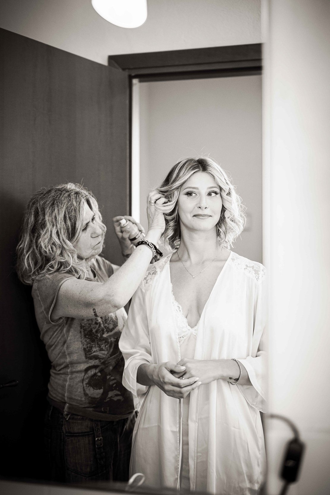 Preparativi sposa: trucco e acconciatura – matrimonio Paolo e Camilla a Tenuta Montezeglio, Invorio
