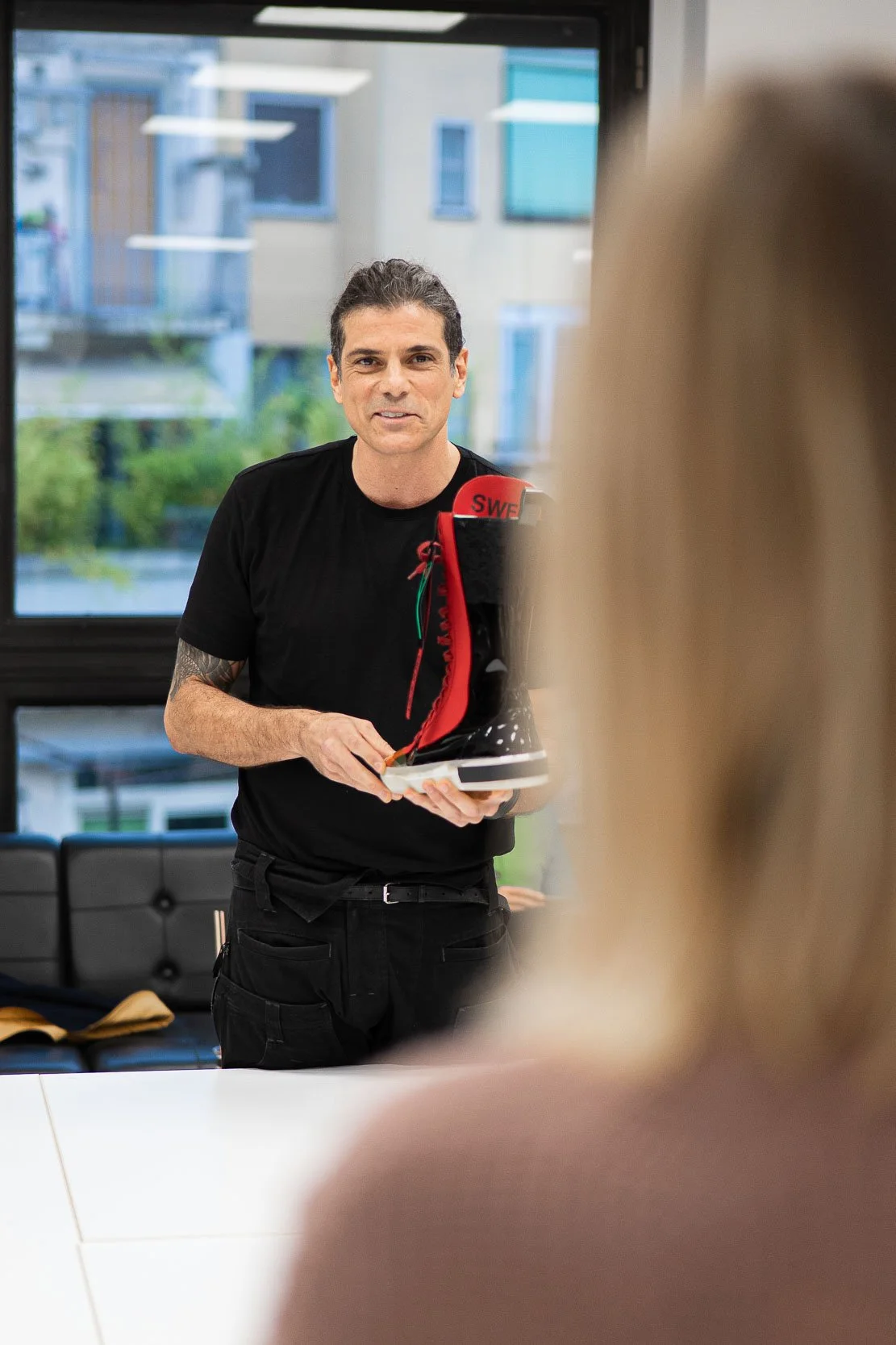 Studente di Arsutoria School presenta un prototipo di stivale durante la sessione di fitting e valutazione dei progetti a CityLife Milano