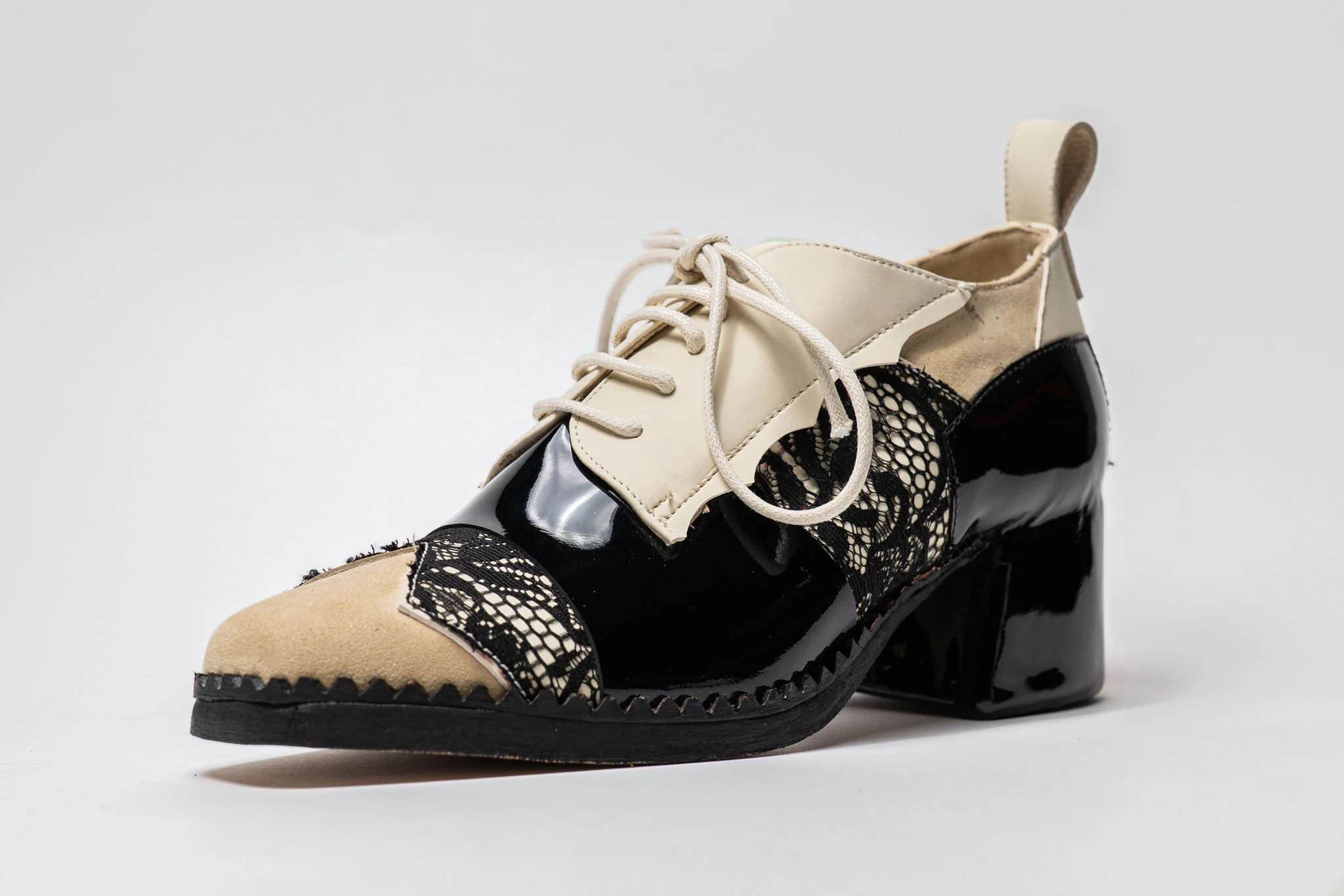 Prototipo di scarpa artigianale bicolore con lavorazione intrecciata realizzato nel corso Arsutoria School