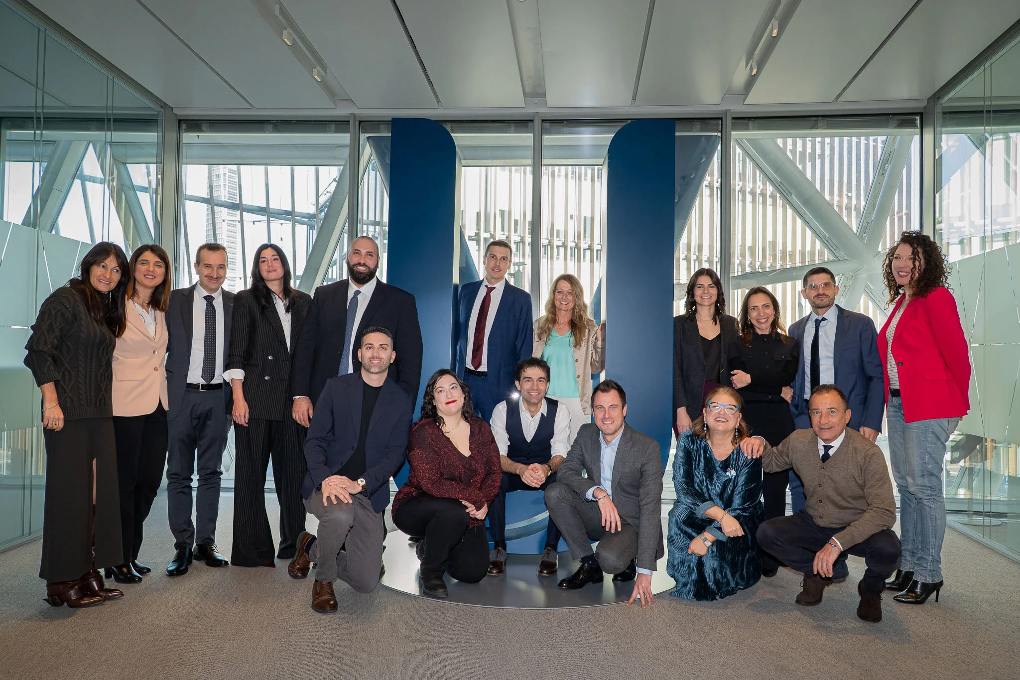 Foto di gruppo del team Unipol durante il reportage fotografico corporate negli uffici di Milano.
