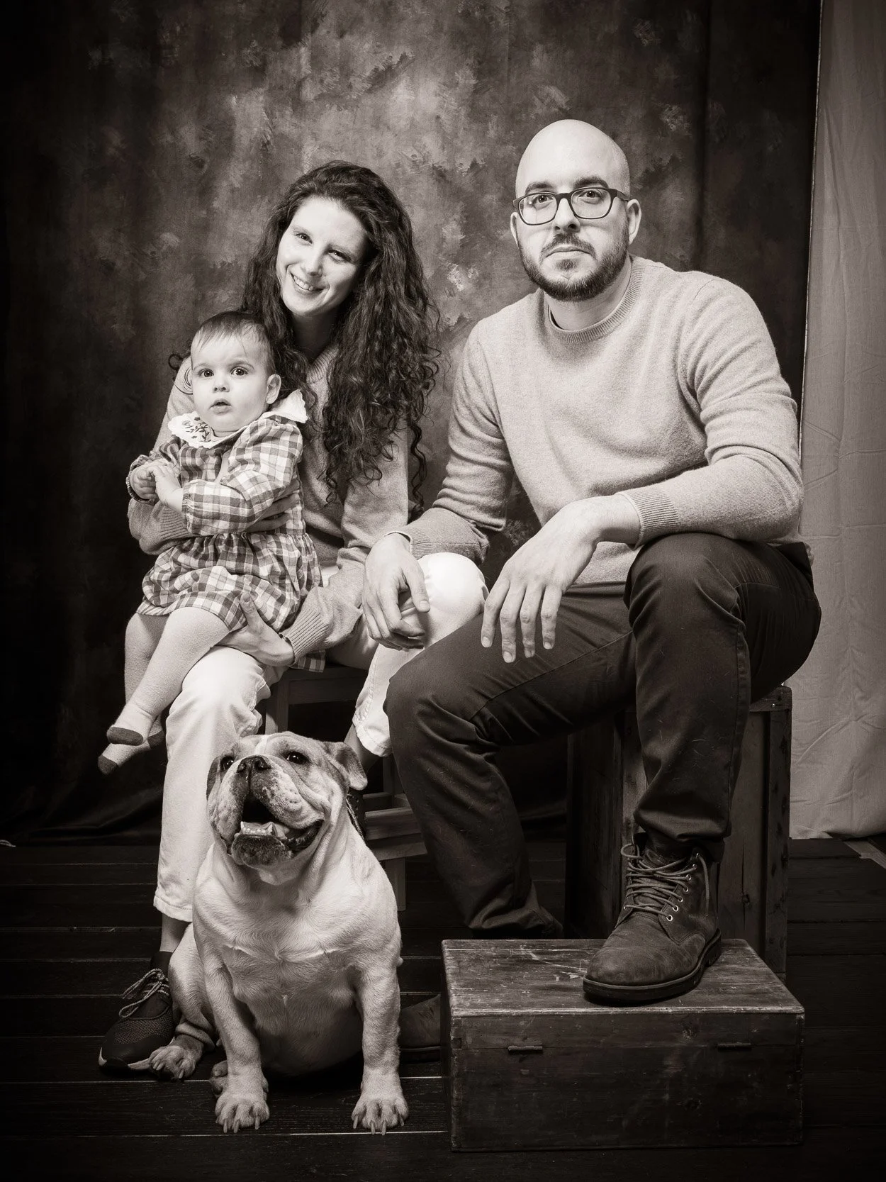ritratto di famiglia con cane in studio a buccinasco fotografia professionale su fondo neutro max capuzzi fotografo
