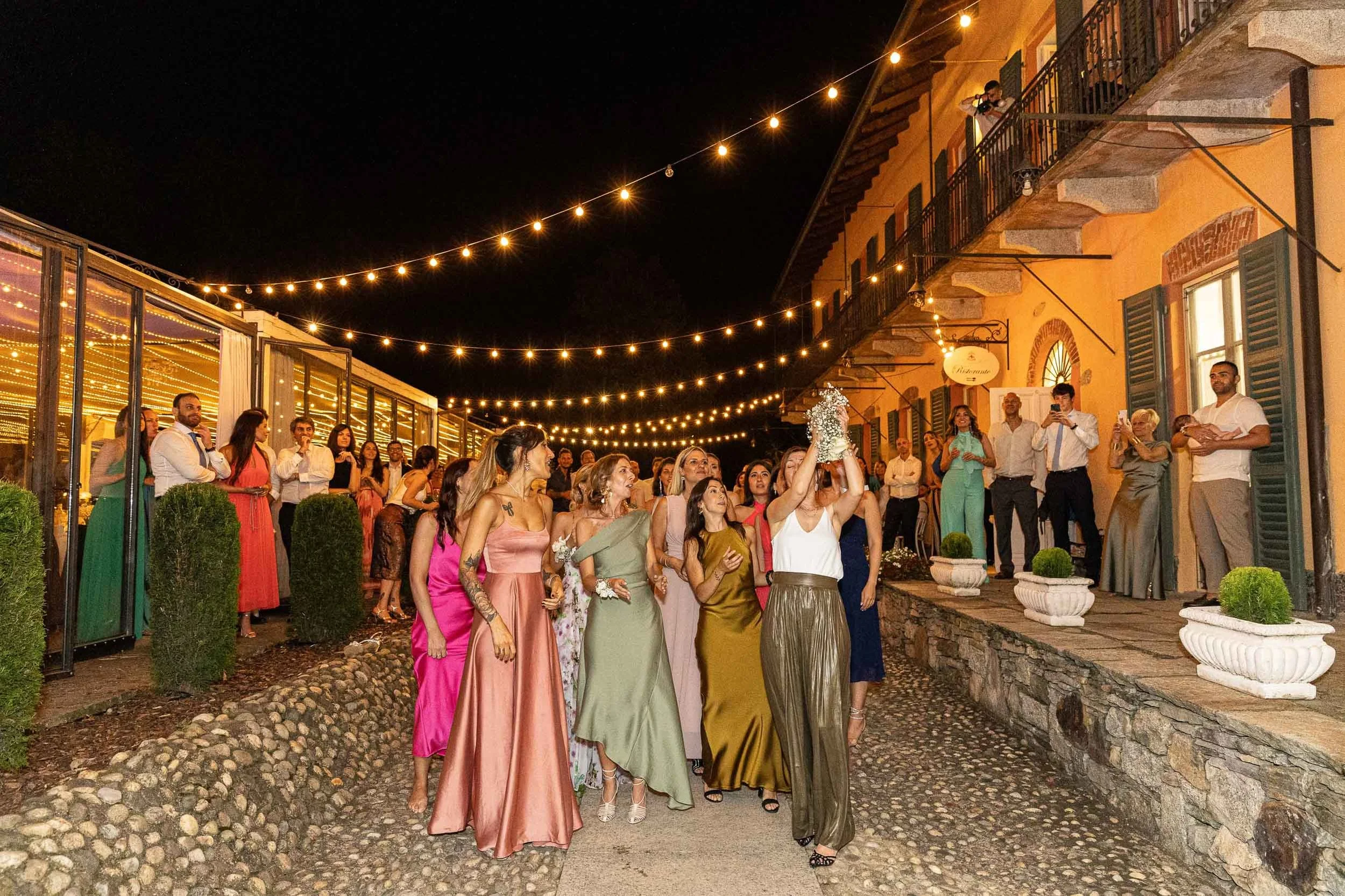 Lancio del bouquet – matrimonio Paolo e Camilla Tenuta Montezeglio Invorio
