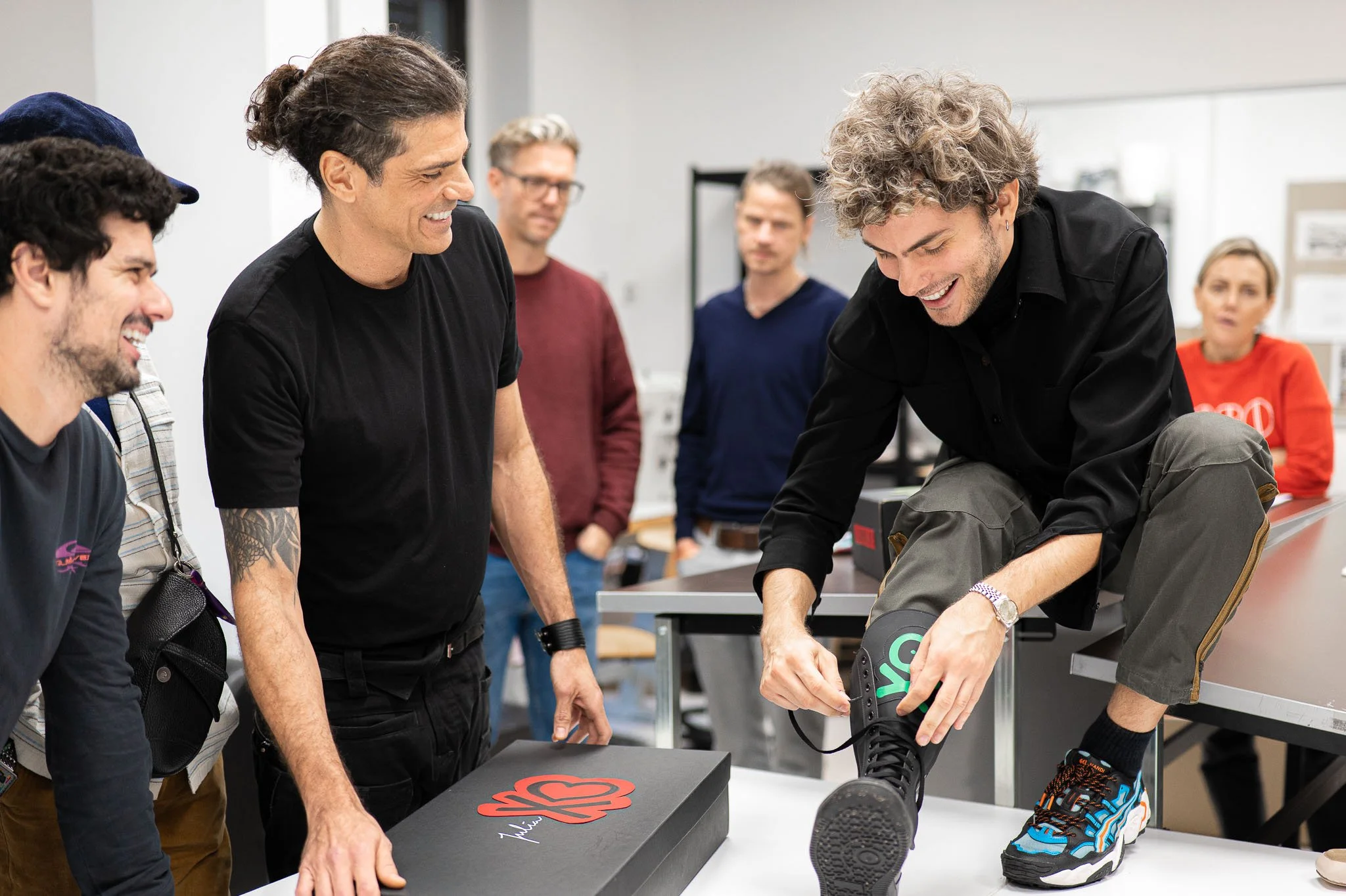 Docente e studenti di Arsutoria School analizzano un prototipo di calzatura durante la sessione di fitting a CityLife Milano