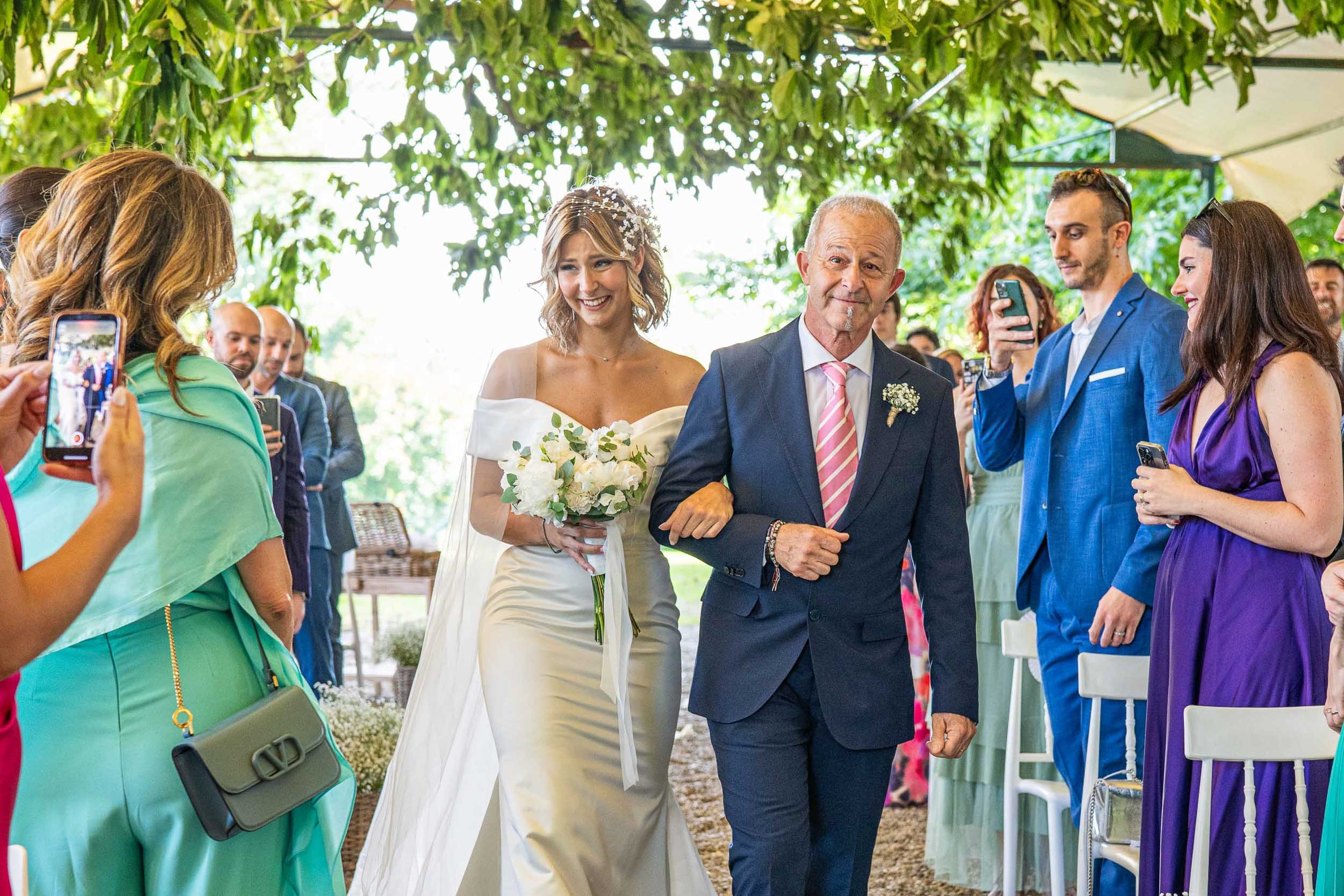 Ingresso della sposa alla cerimonia – matrimonio Paolo e Camilla Tenuta Montezeglio Invorio
