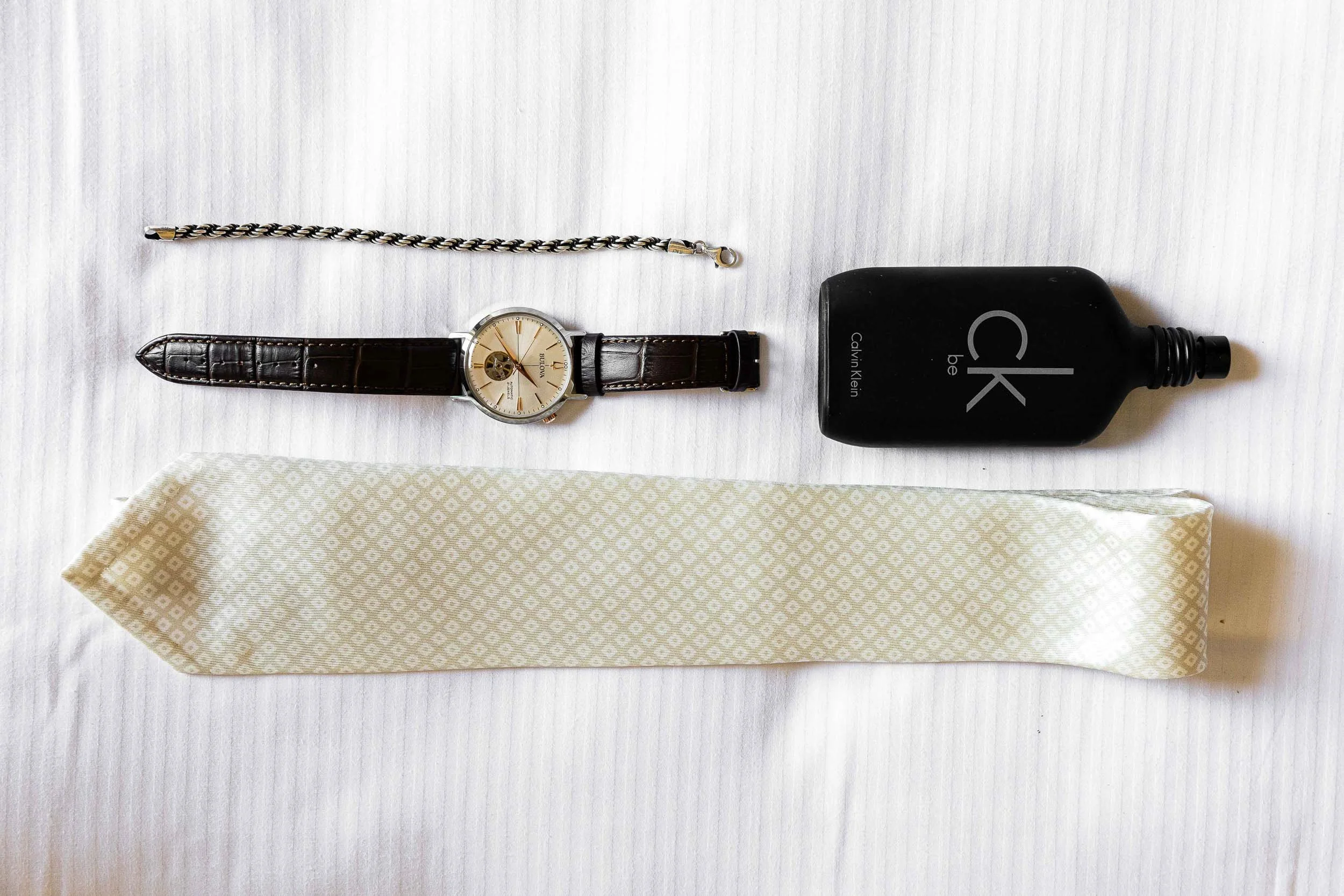 Dettagli preparativi dello sposo: orologio, profumo e cravatta – matrimonio Paolo e Camilla a Tenuta Montezeglio, Invorio
