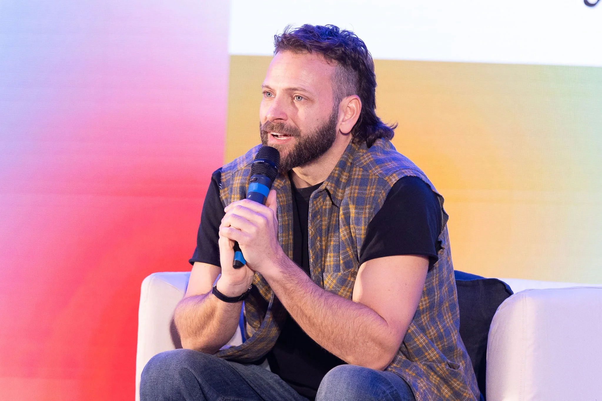 Alessandro Borghi interviene sul palco durante l’evento Chora V2 al Conservatorio G Verdi di Milano