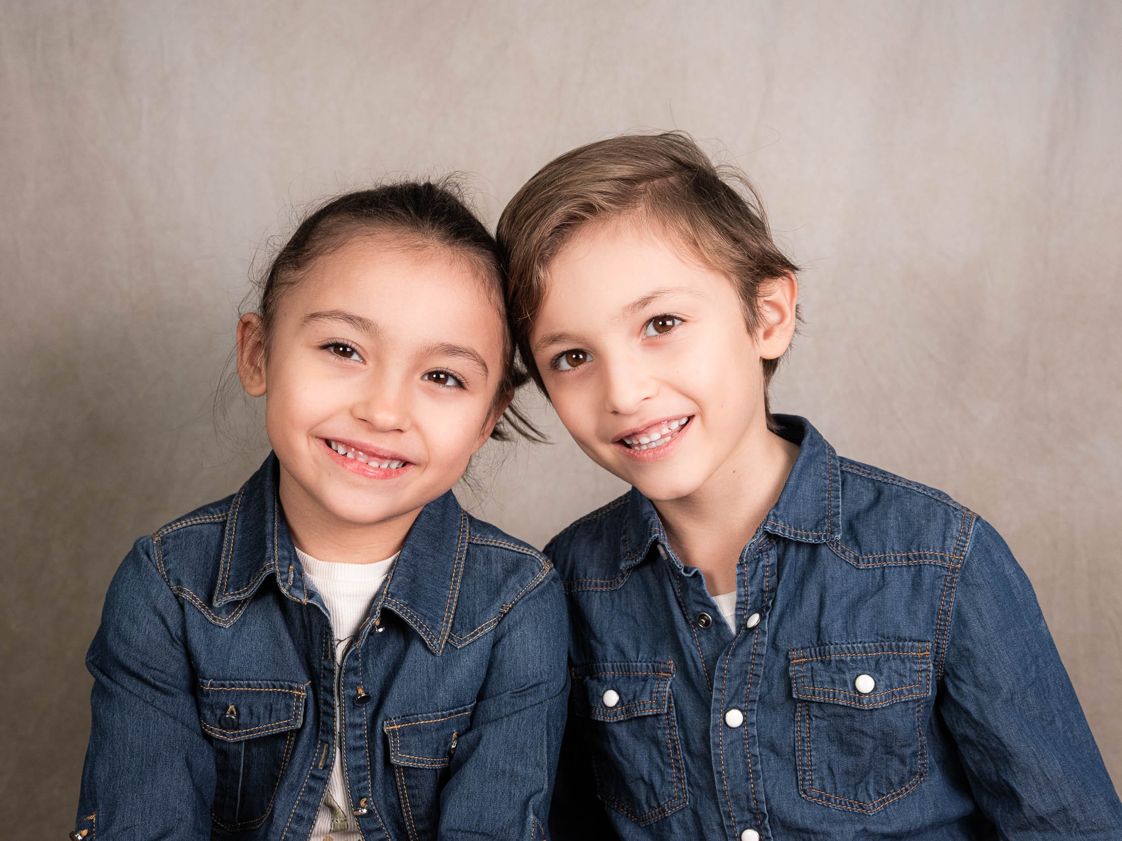 ritratto di fratelli realizzato in studio a buccinasco fotografia professionale elegante naturale e curata per famiglie e bambini max capuzzi fotografo