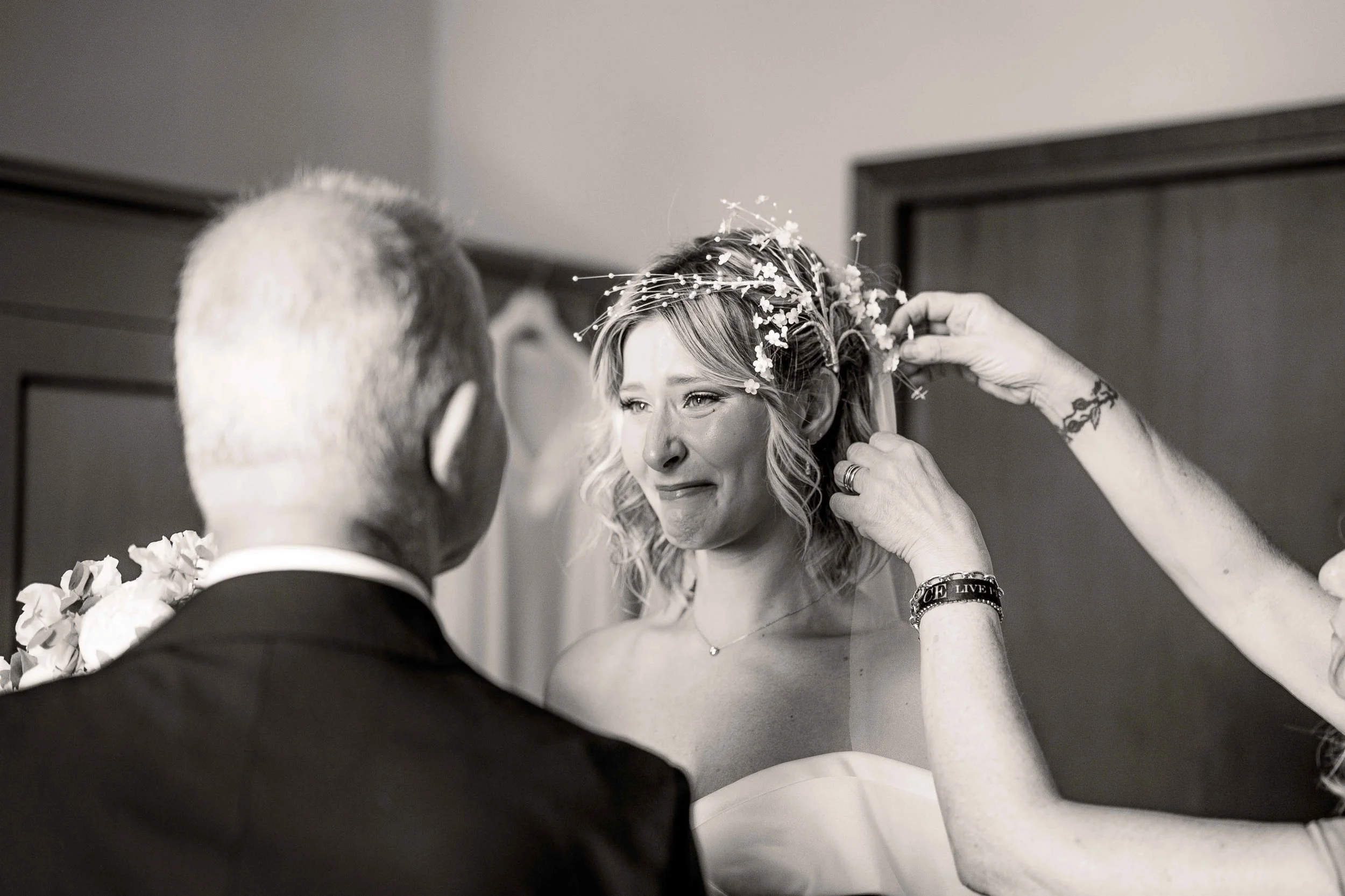 Sposa emozionata durante i preparativi – matrimonio Paolo e Camilla Tenuta Montezeglio Invorio
