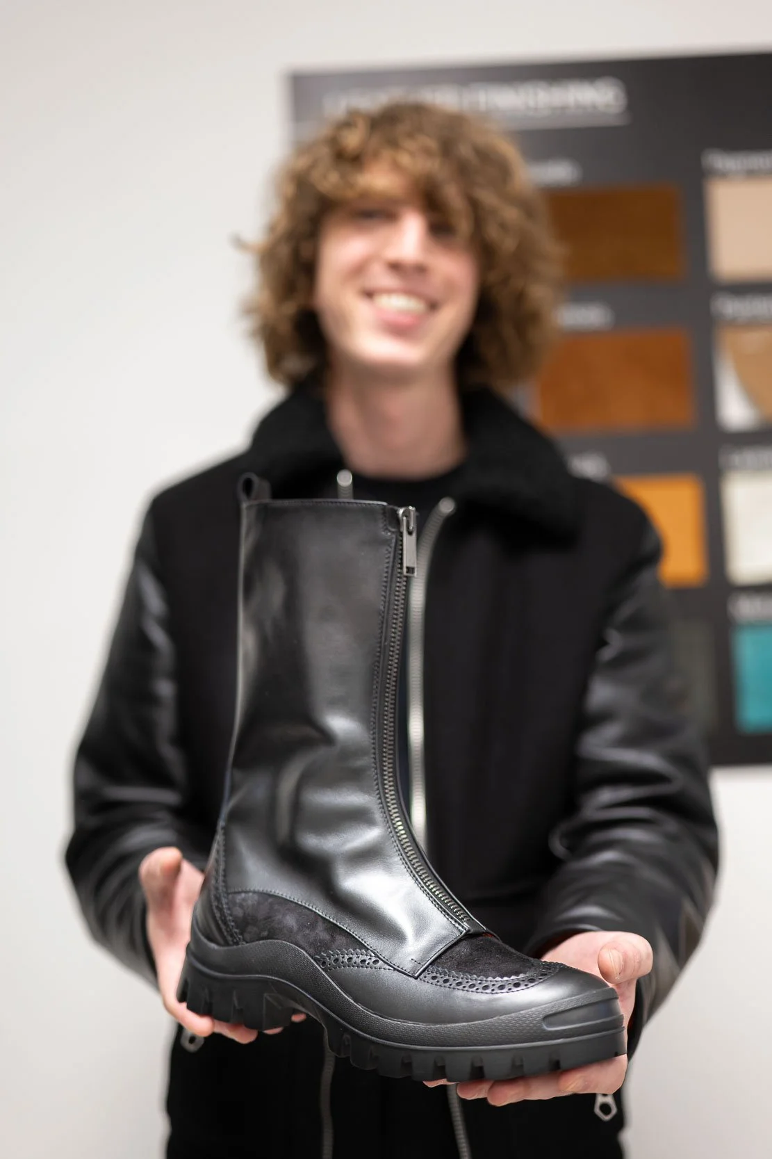 Studente mostra un prototipo di stivaletto durante la sessione di fitting all’Arsutoria School di Milano