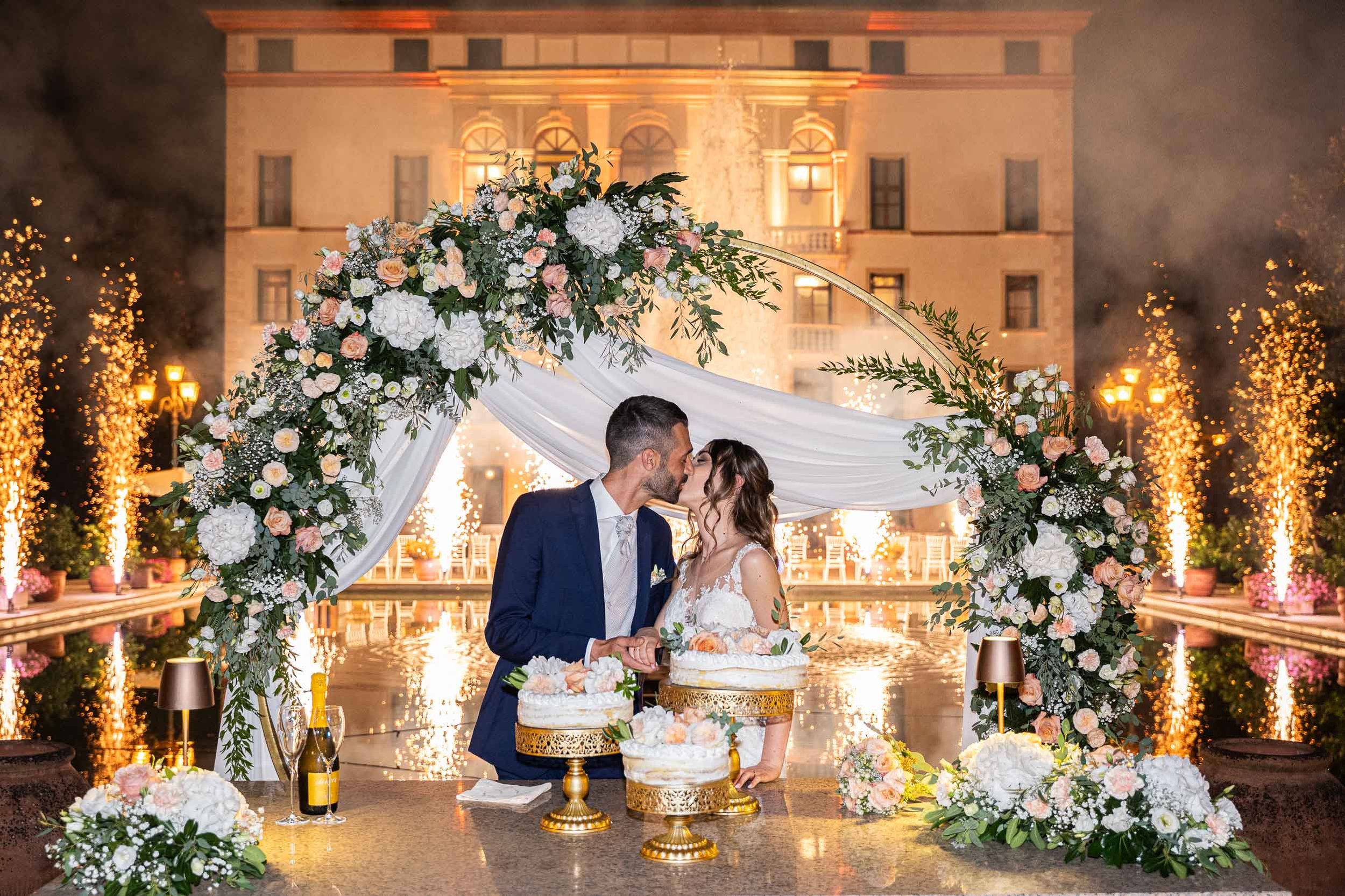 sposi che tagliano la torta con fontane luminose fotografo matrimonio milano sud max capuzzi fotografo