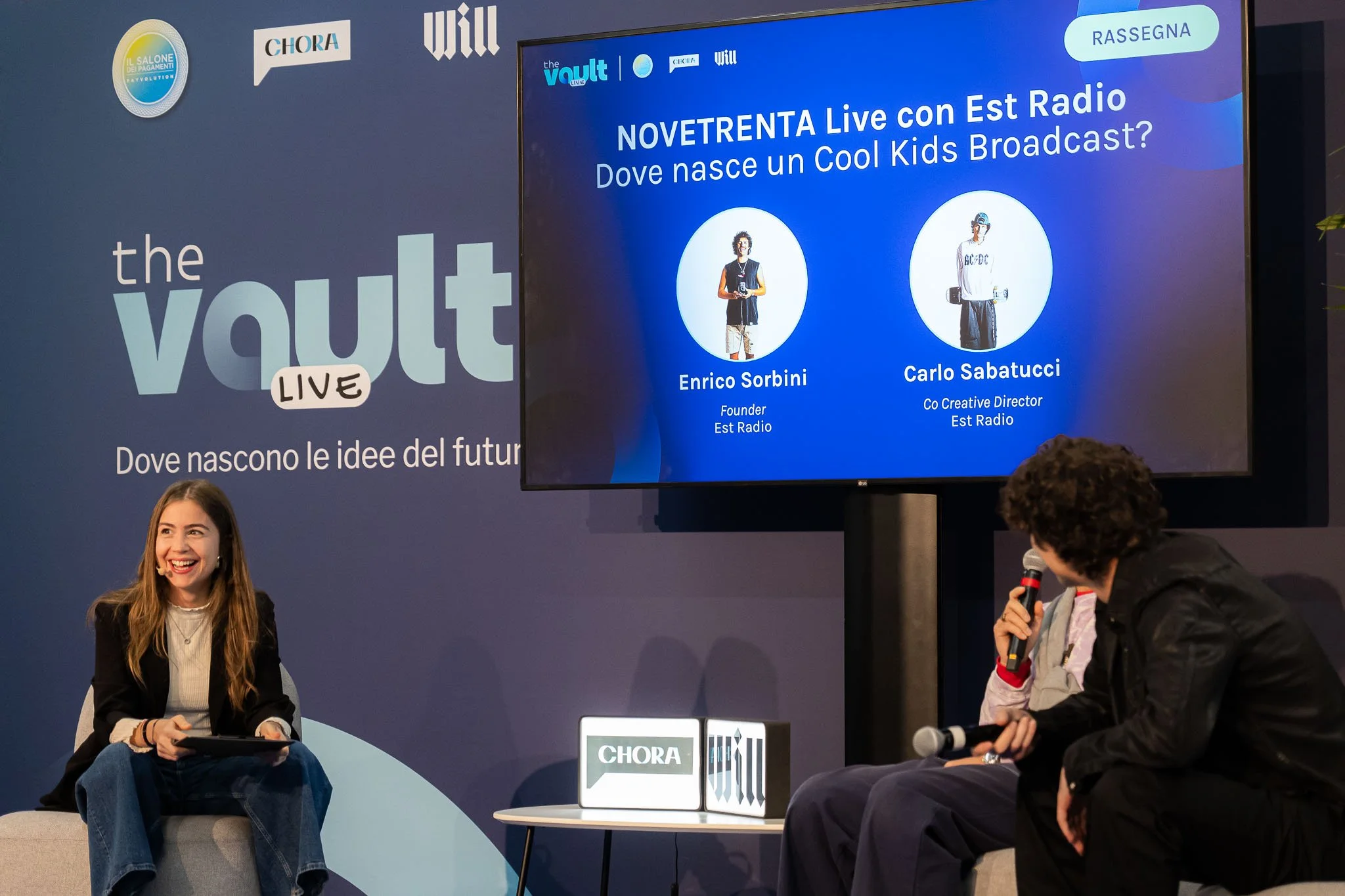 Moderatrice e ospiti di Est Radio durante il talk “NOVETRENTA Live” sul palco di The Vault Live al MiCo di Milano, in un momento di confronto con il pubblico.

