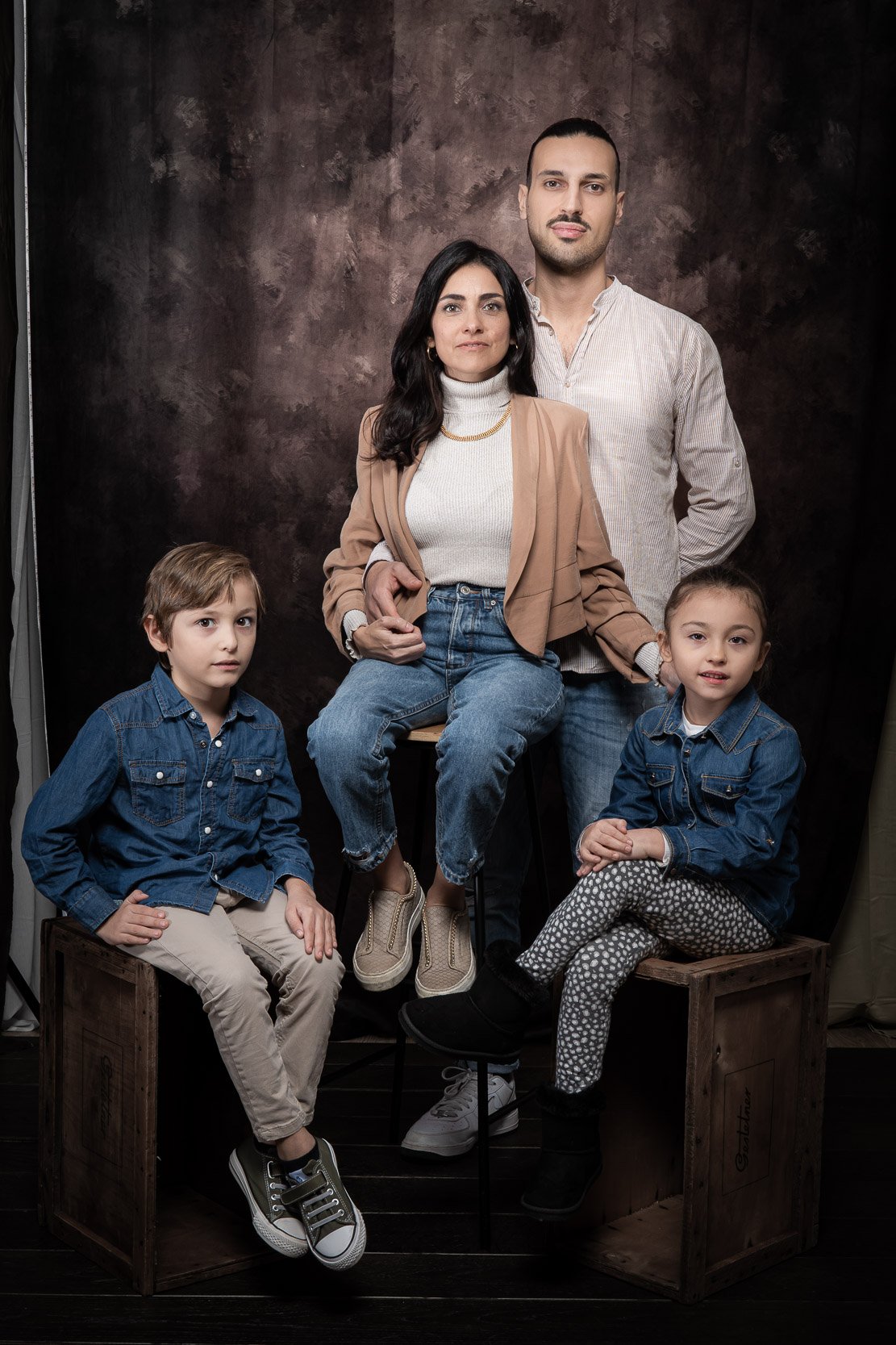 ritratto di famiglia realizzato in studio a buccinasco fotografia professionale elegante naturale e curata ideale per famiglie coppie e bambini max capuzzi fotografo