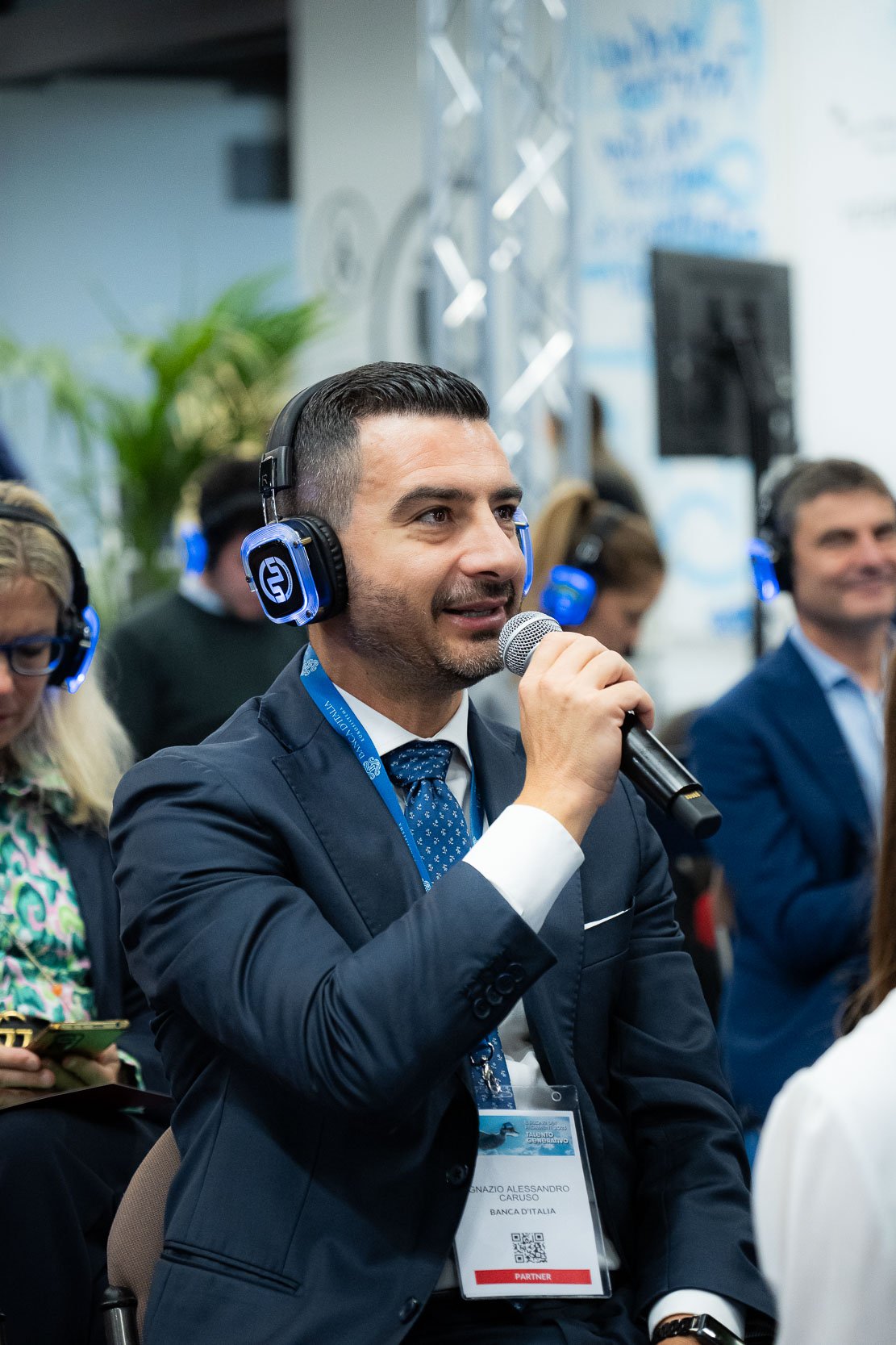 Intervento dal pubblico durante la sessione di The Vault a MiCo Milano, con partecipante che pone una domanda nello spazio Q&A.