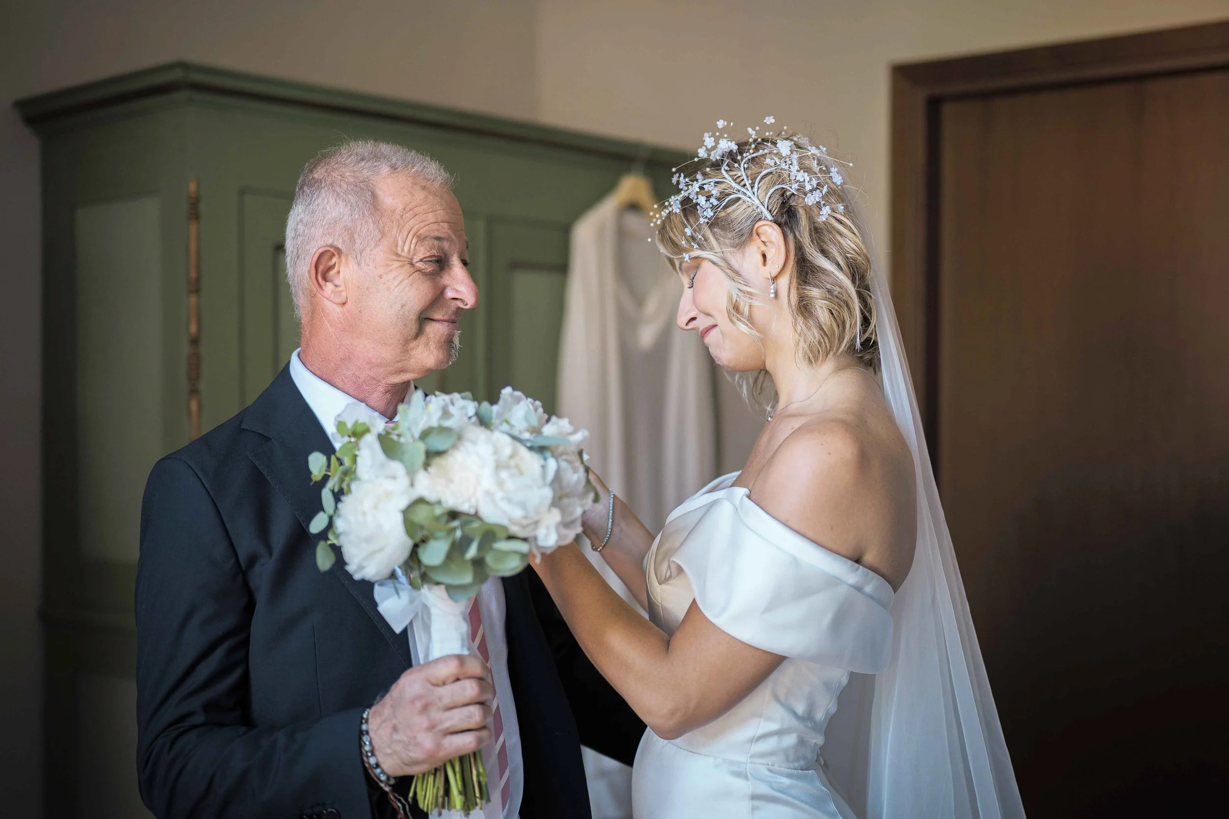 Sposa emozionata durante i preparativi – matrimonio Paolo e Camilla Tenuta Montezeglio Invorio
