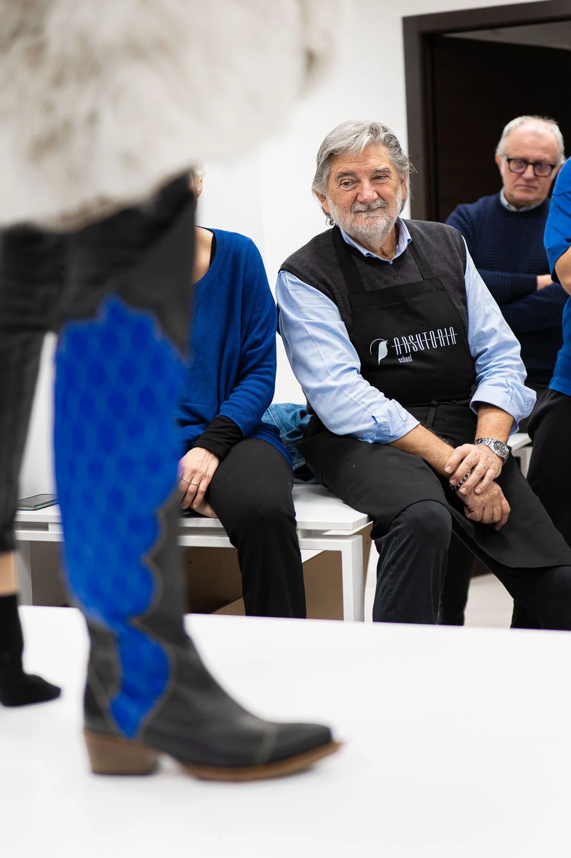 Docente di Arsutoria School osserva il prototipo di stivale durante la sessione di fitting con gli studenti a CityLife Milano