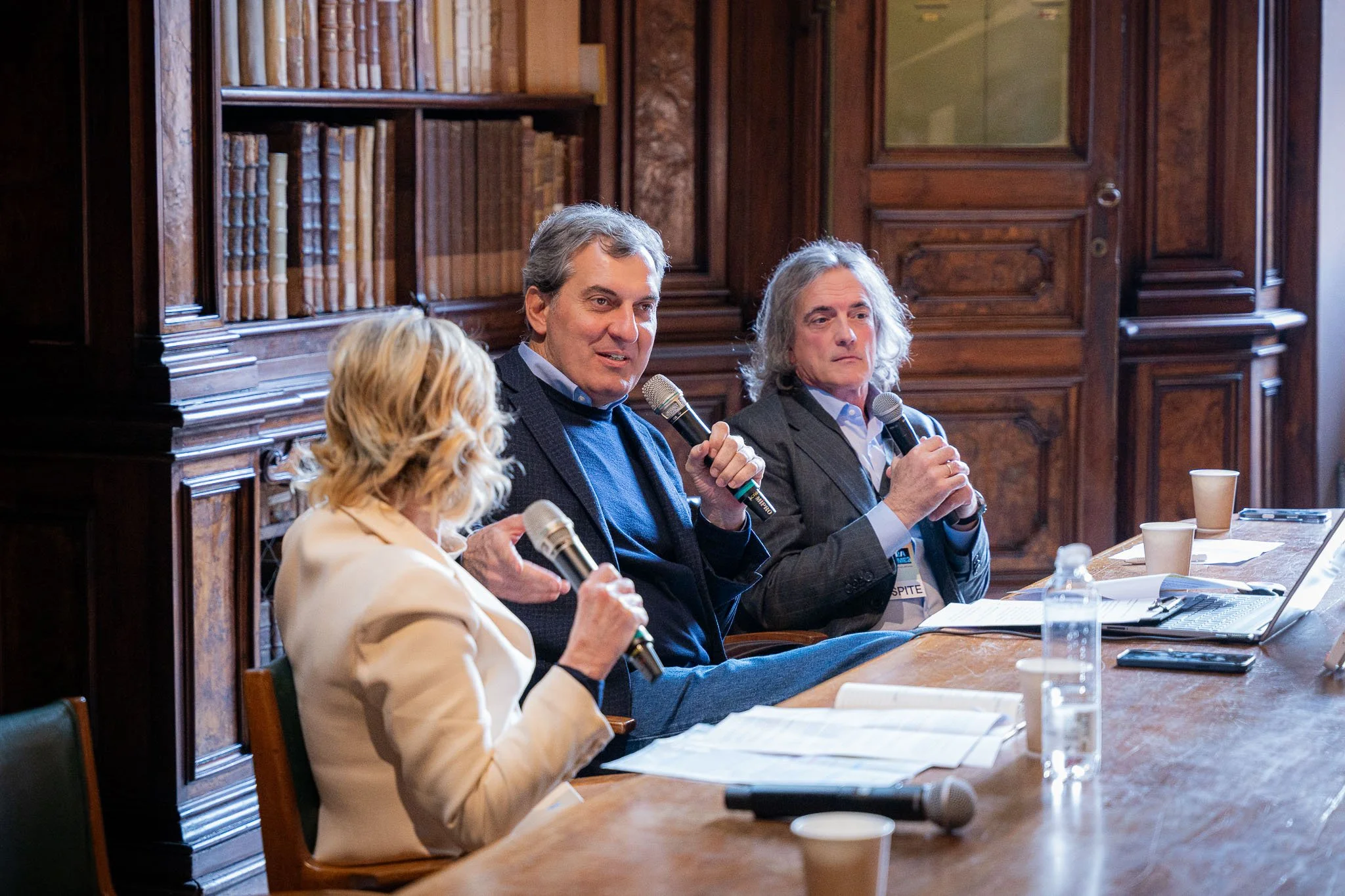 Relatori al tavolo durante un intervento dell’evento Chora V2 nella Biblioteca Braidense a Milano