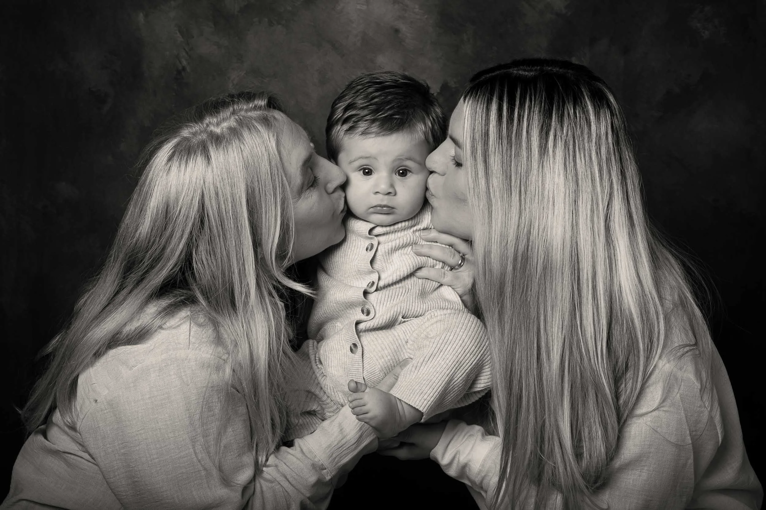 ritratto di famiglia in studio a buccinasco fotografo ritratti max capuzzi fotografo