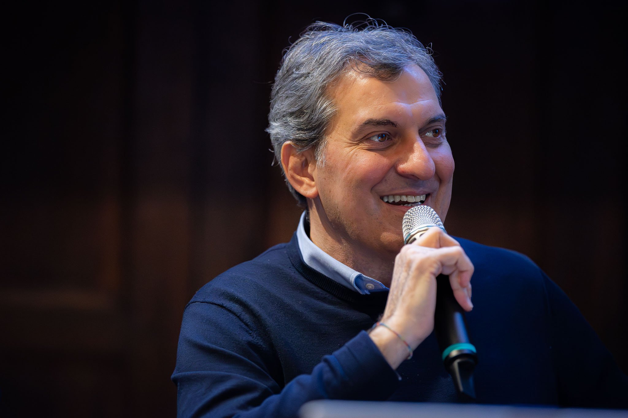 Relatore interviene con microfono durante l’evento Chora V2 nella Biblioteca Braidense a Milano