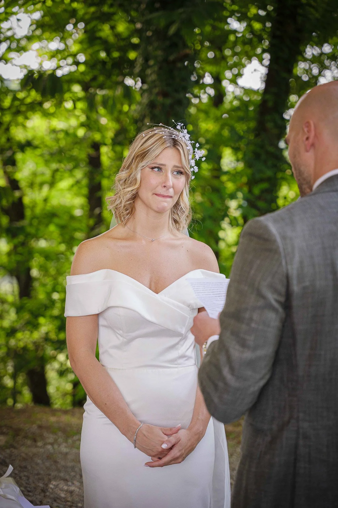 Sposa emozionata mentre ascolta le promesse dello sposo durante il matrimonio a Tenuta Montezeglio Invorio, espressione intensa e sincera