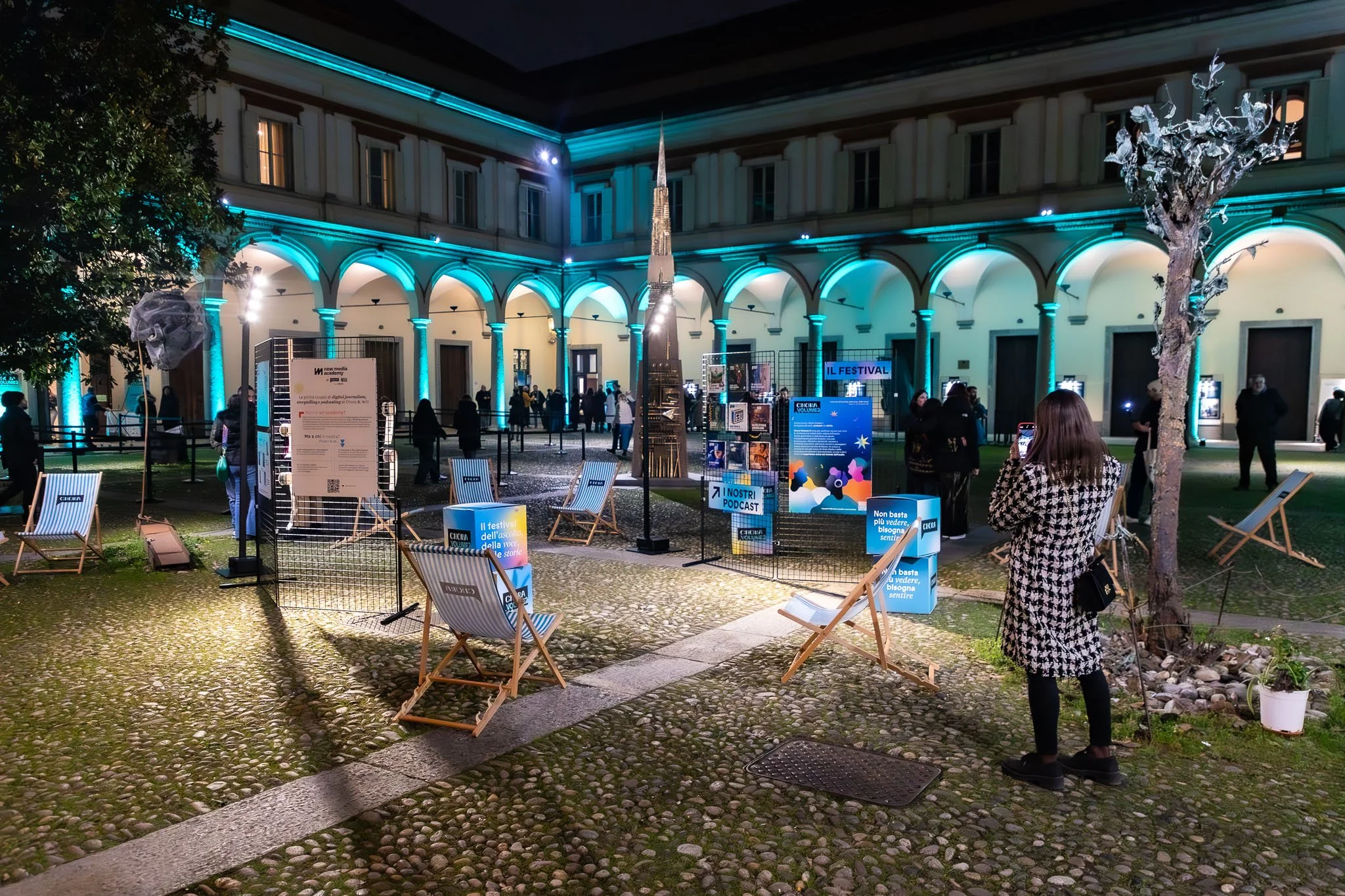 Allestimento serale dell’evento Chora V2 al Conservatorio G Verdi di Milano con installazioni e pubblico