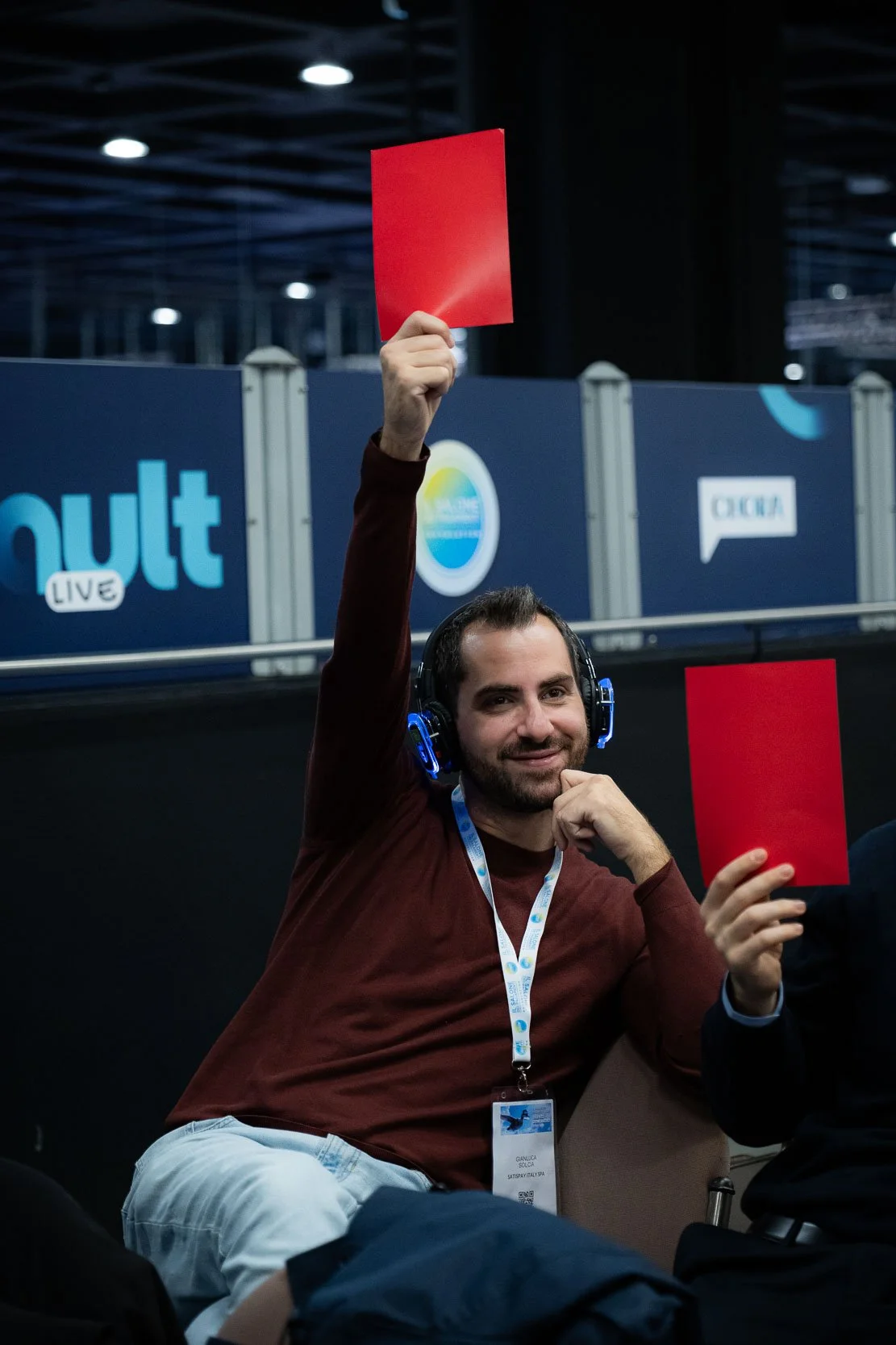 Partecipante coinvolto nella votazione interattiva durante l’evento The Vault a MiCo Milano, momento corporate organizzato da Will Media e Chora.