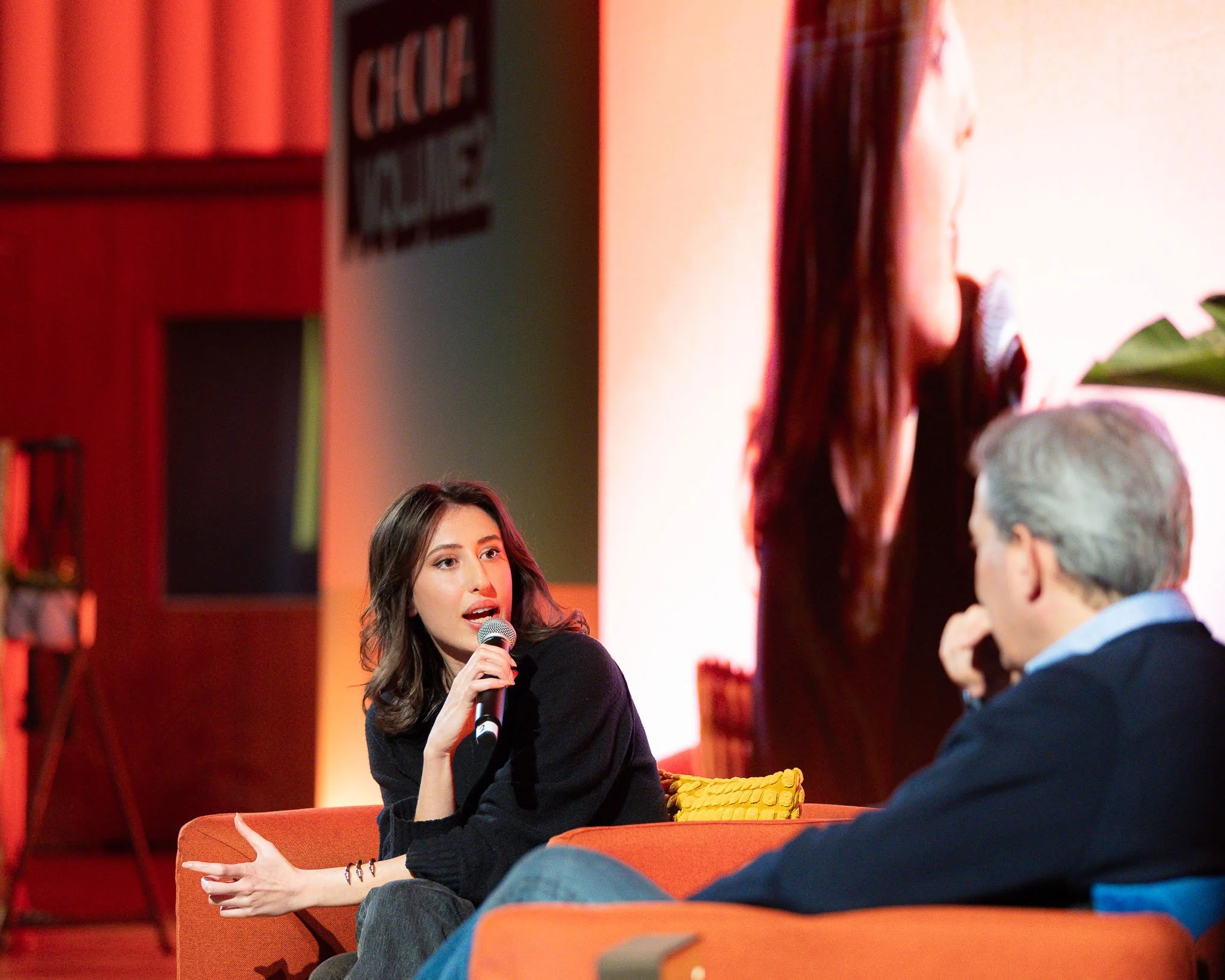 Cecilia Sala risponde alle domande durante l’evento Chora V2 al Conservatorio G Verdi di Milano