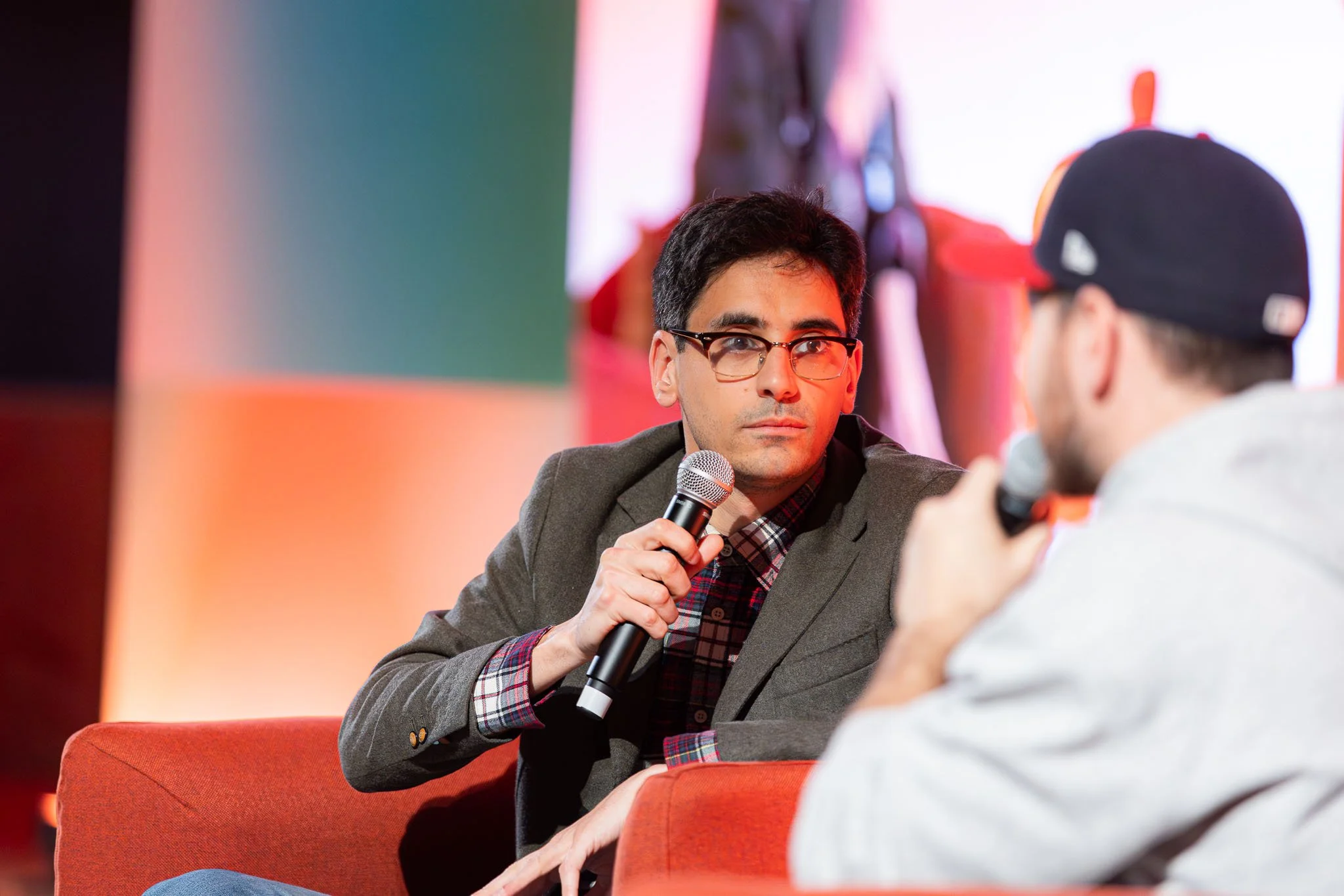 Valerio Lundini risponde a Alessandro Cattelan sul palco durante l’evento Chora V2 al Conservatorio G Verdi di Milano
