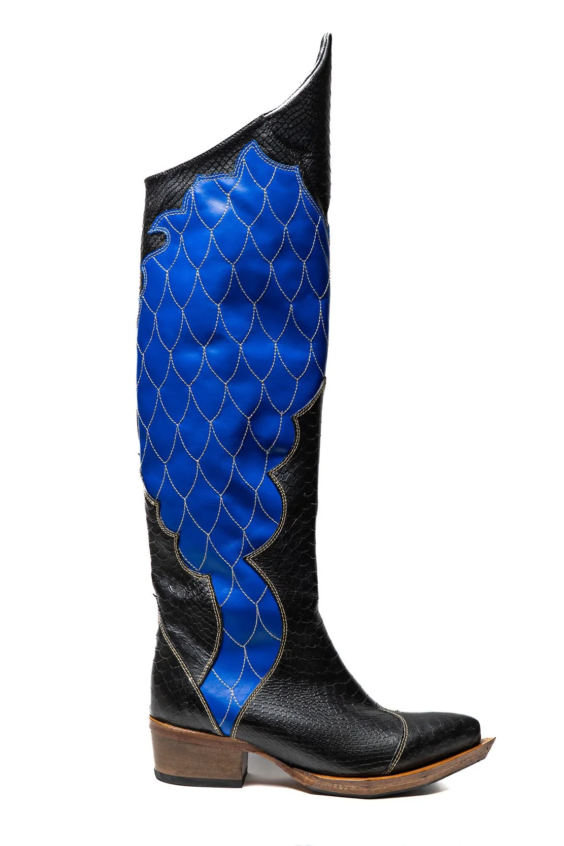 Prototipo di stivale artigianale con inserti blu su pelle nera realizzato dagli studenti dell’Arsutoria School