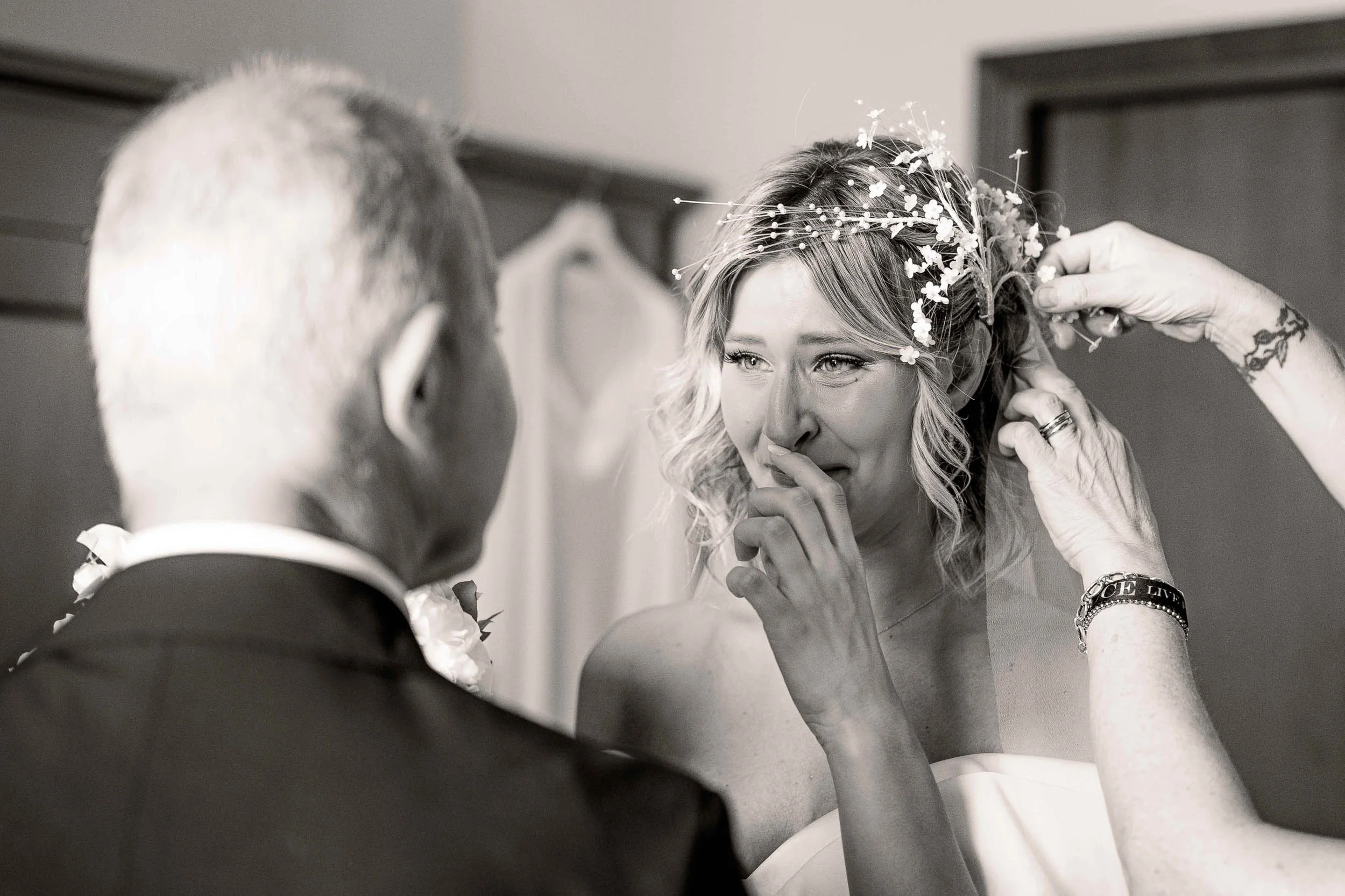 Sposa emozionata durante i preparativi – matrimonio Paolo e Camilla Tenuta Montezeglio Invorio
