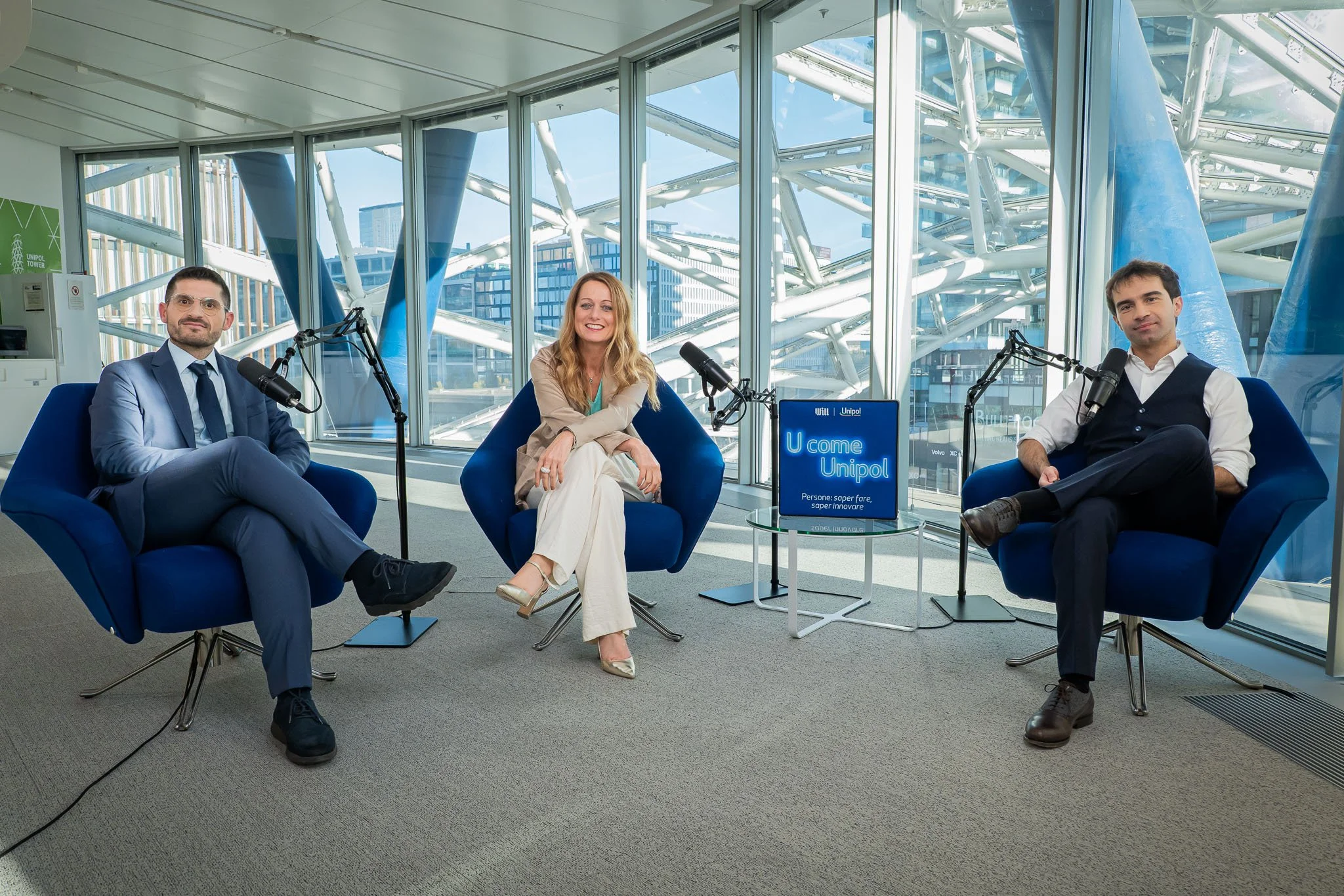 I tre ospiti del podcast Unipol posano in studio negli uffici aziendali di Milano al termine della registrazione.
