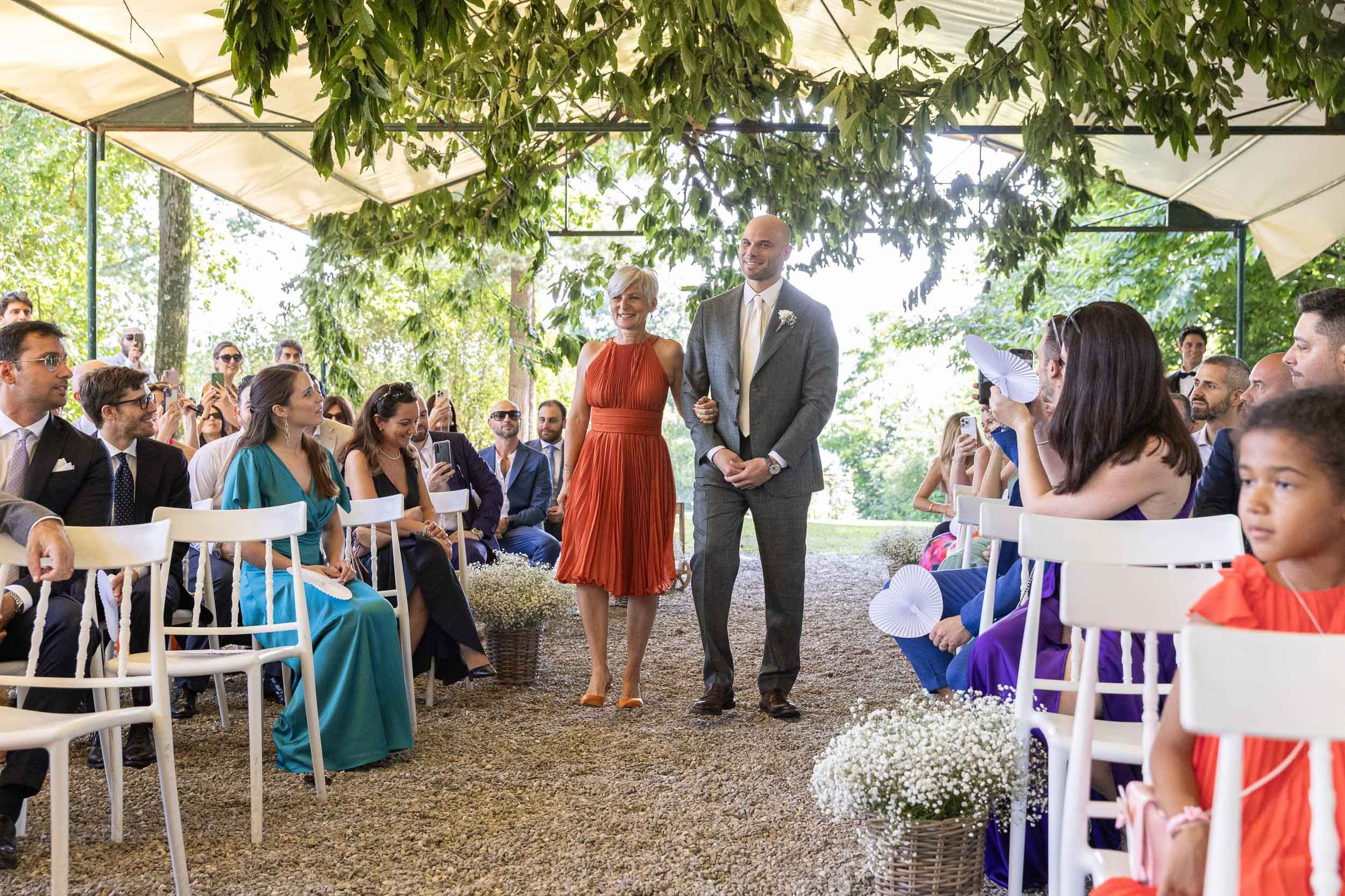 Ingresso dello sposo alla cerimonia – matrimonio Paolo e Camilla Tenuta Montezeglio Invorio
