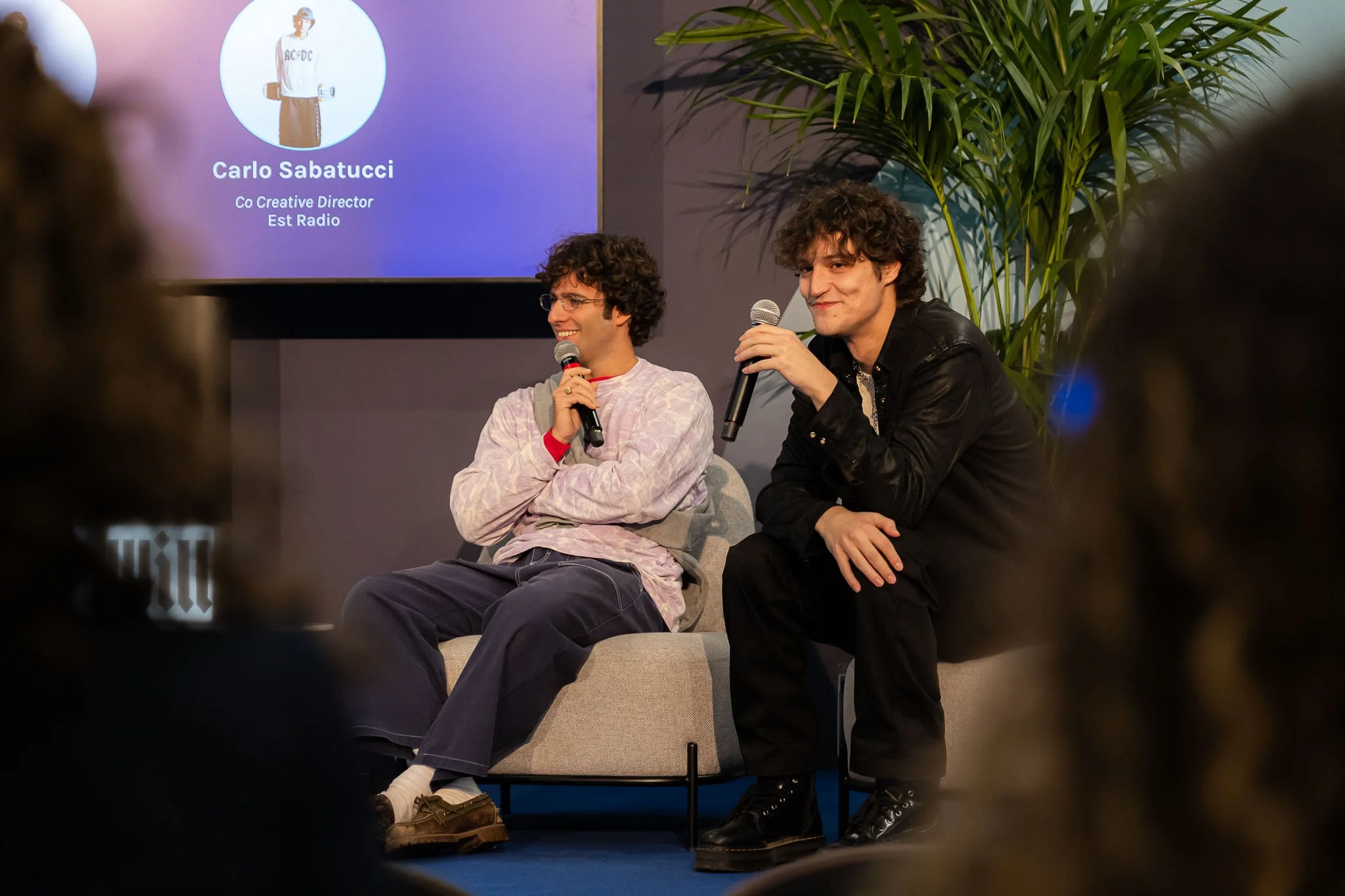 Ospiti di Est Radio durante il talk sul palco di The Vault Live al MiCo di Milano, in un momento di confronto con il pubblico.
