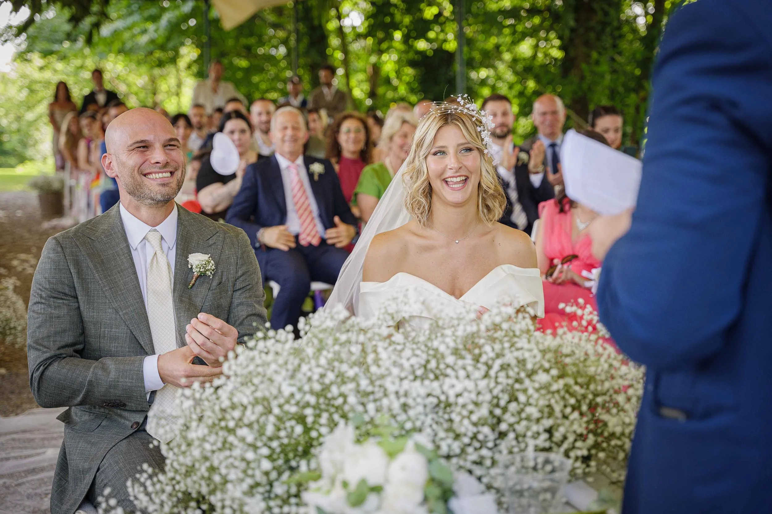 Sposi che sorridono durante lo scambio delle promesse a Tenuta Montezeglio – reportage Paolo e Camilla, Invorio