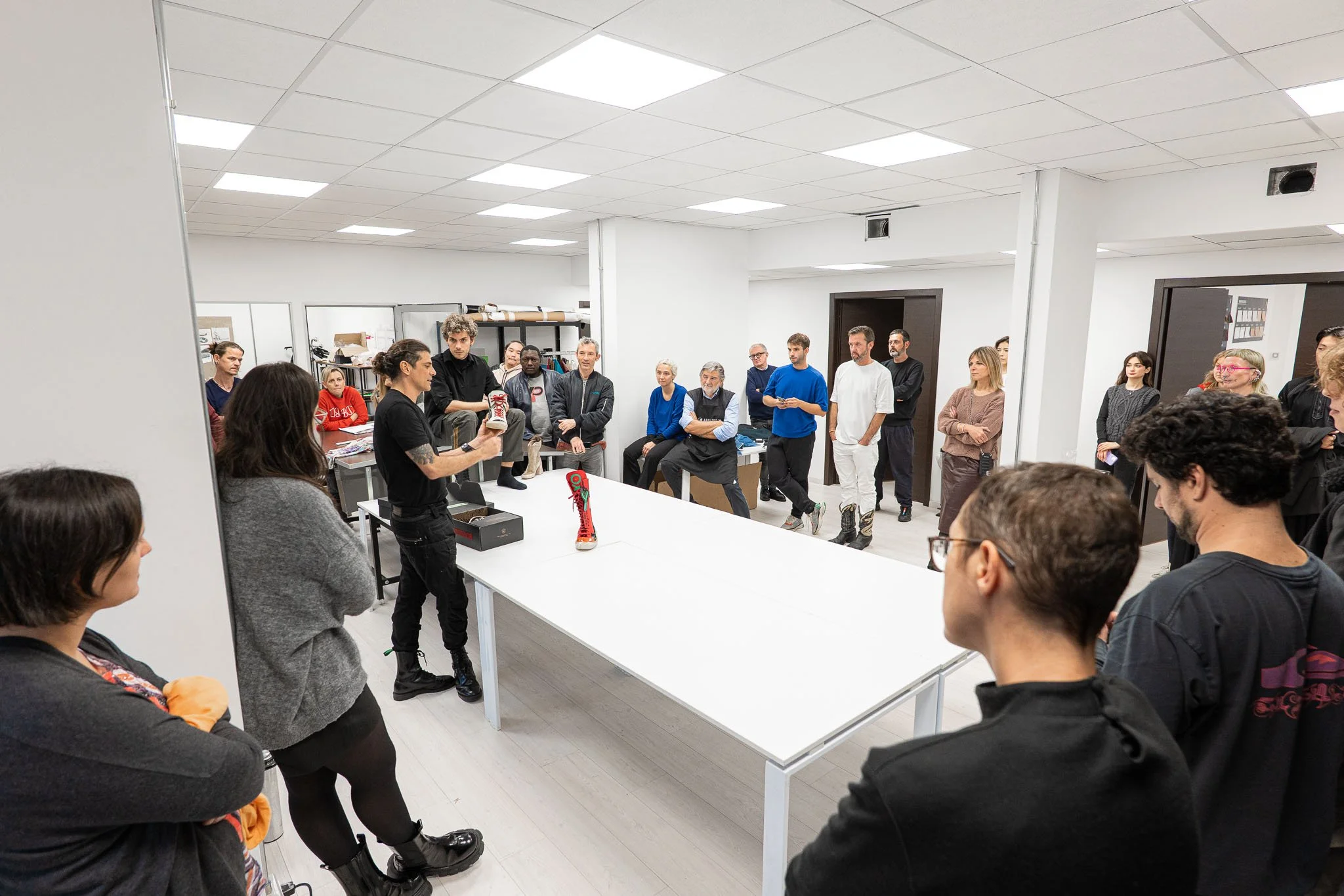 Gli studenti assistono alla presentazione del prototipo di stivale durante la sessione di fitting ad Arsutoria School a CityLife Milano