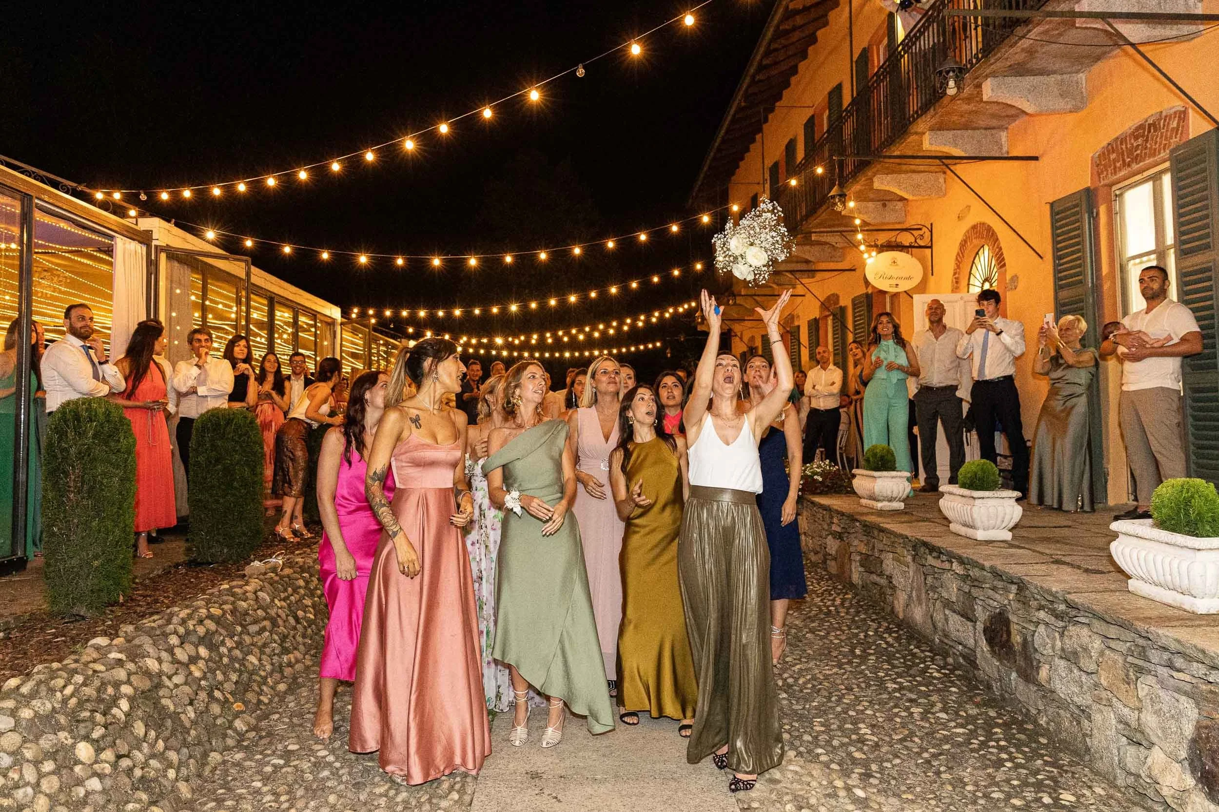 Lancio del bouquet – matrimonio Paolo e Camilla Tenuta Montezeglio Invorio
