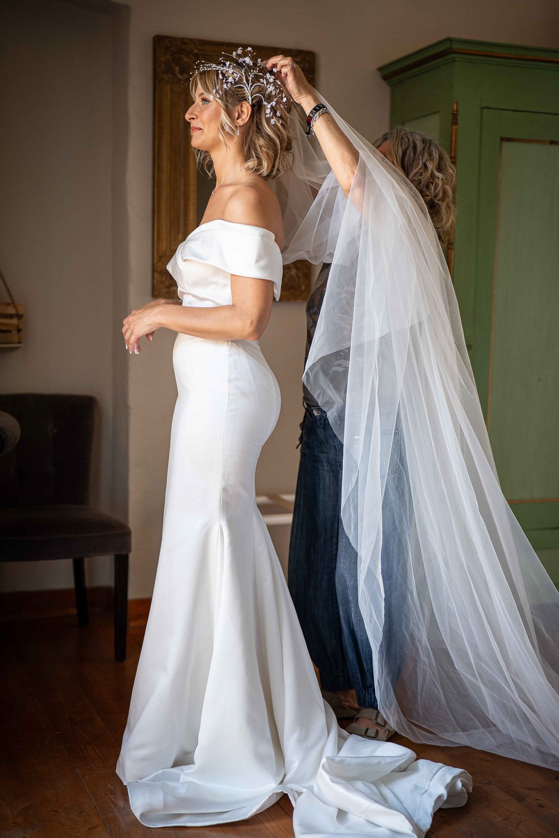 Preparativi della sposa con velo e acconciatura – matrimonio Paolo e Camilla Tenuta Montezeglio Invorio
