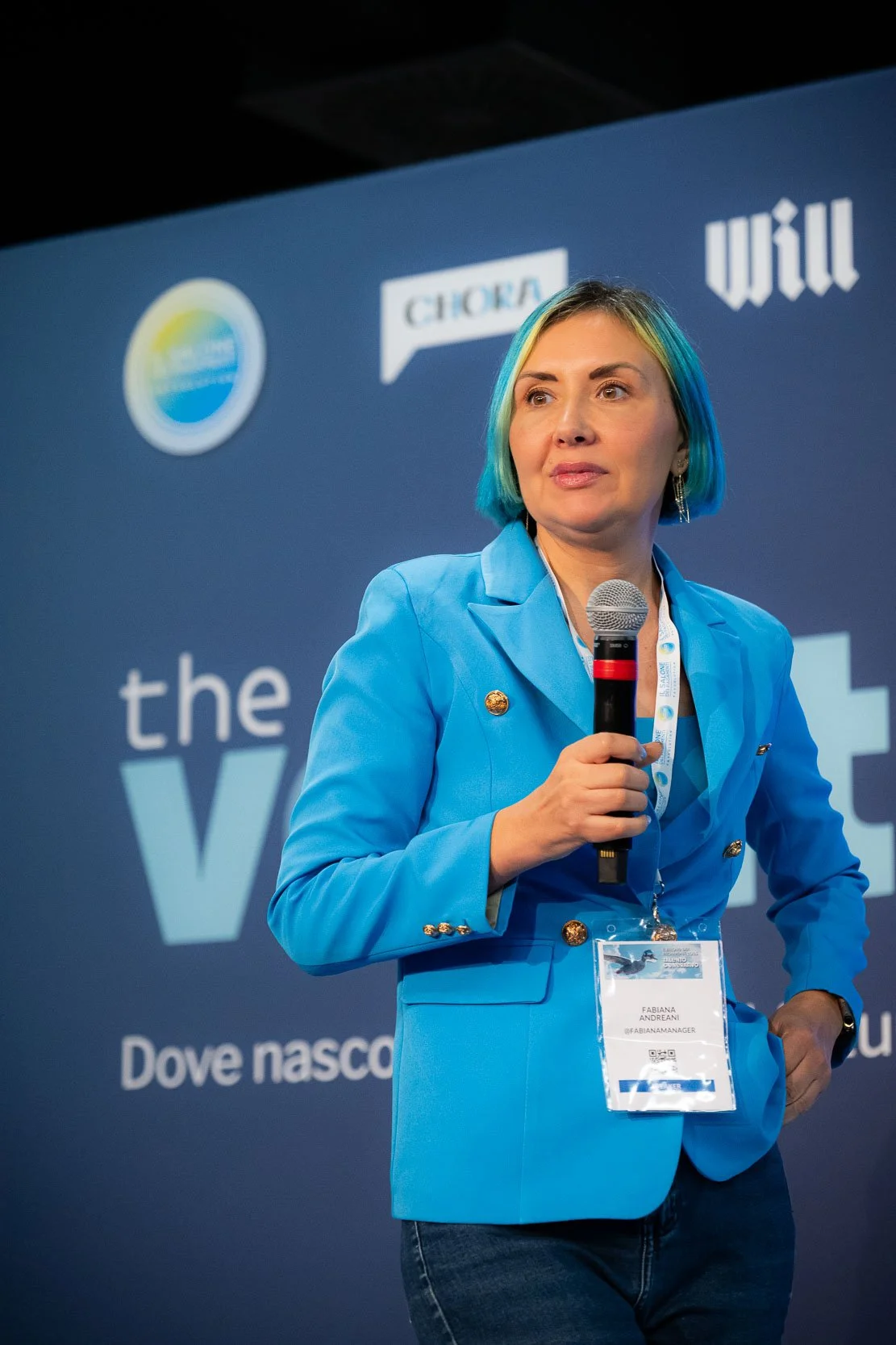 Momento di speech sul palco di The Vault presso MiCo Milano, con speaker che interviene davanti al pubblico durante l’evento corporate Will Media e Chora.