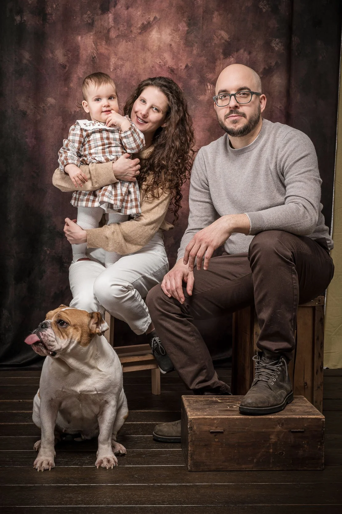 ritratto di famiglia con cane realizzato in studio a buccinasco fotografia professionale elegante naturale e curata per famiglie bambini e animali max capuzzi fotografo
