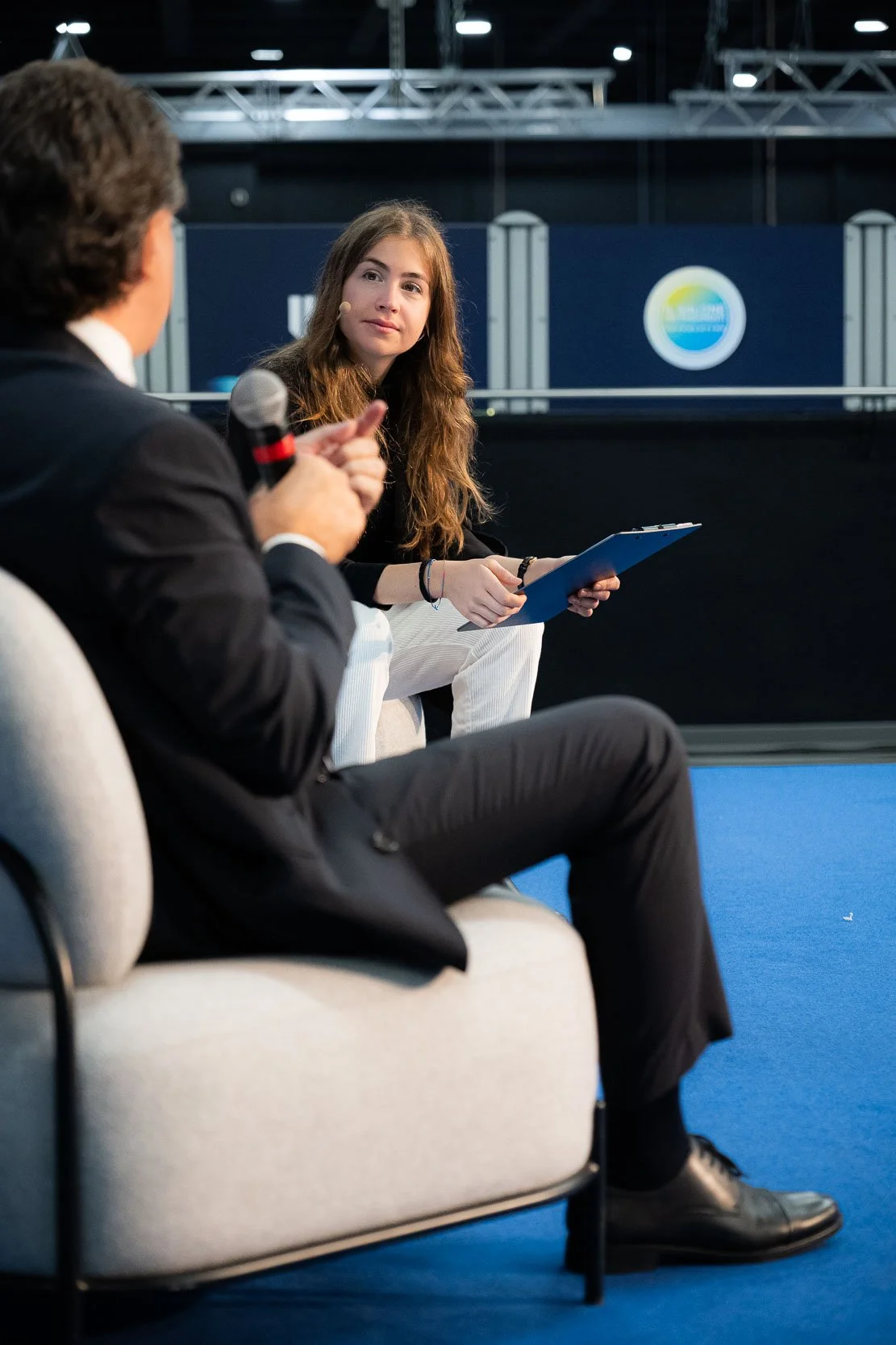 Moderatrice di The Vault Live a Milano durante un confronto sul palco dedicato a crescita professionale e innovazione aziendale.
