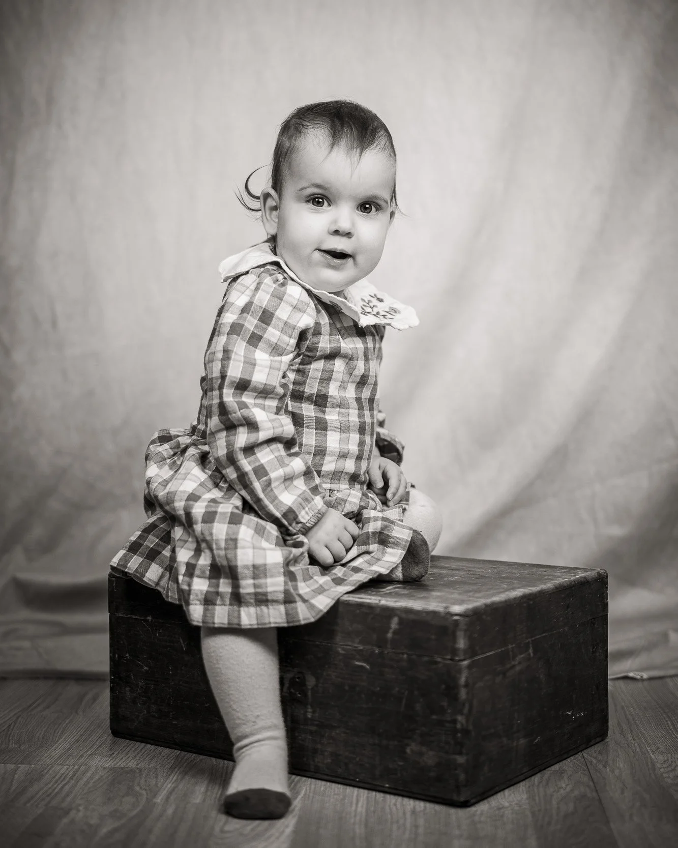 Ritratto di bambina in studio a Buccinasco, fotografia professionale su fondo neutro. Scatto naturale ed elegante realizzato da Max Capuzzi Fotografo.