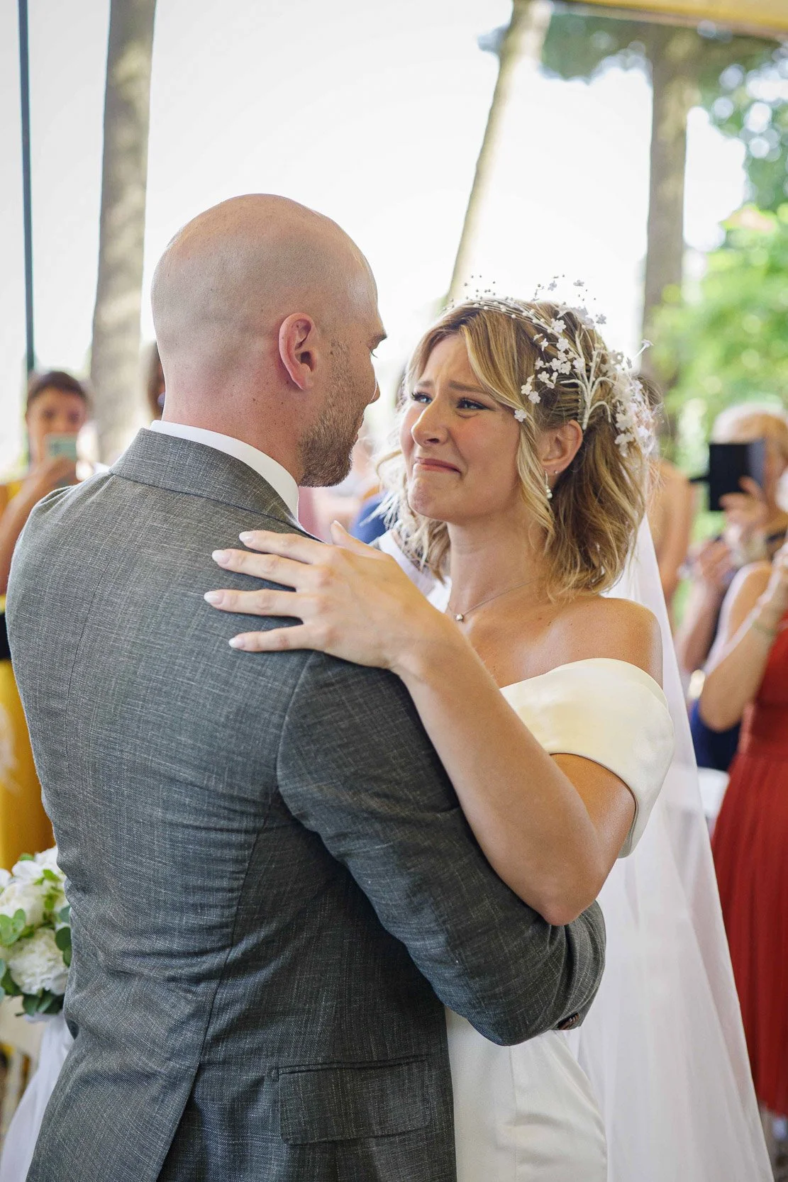 Emozione degli sposi durante la cerimonia – matrimonio Paolo e Camilla Tenuta Montezeglio Invorio
