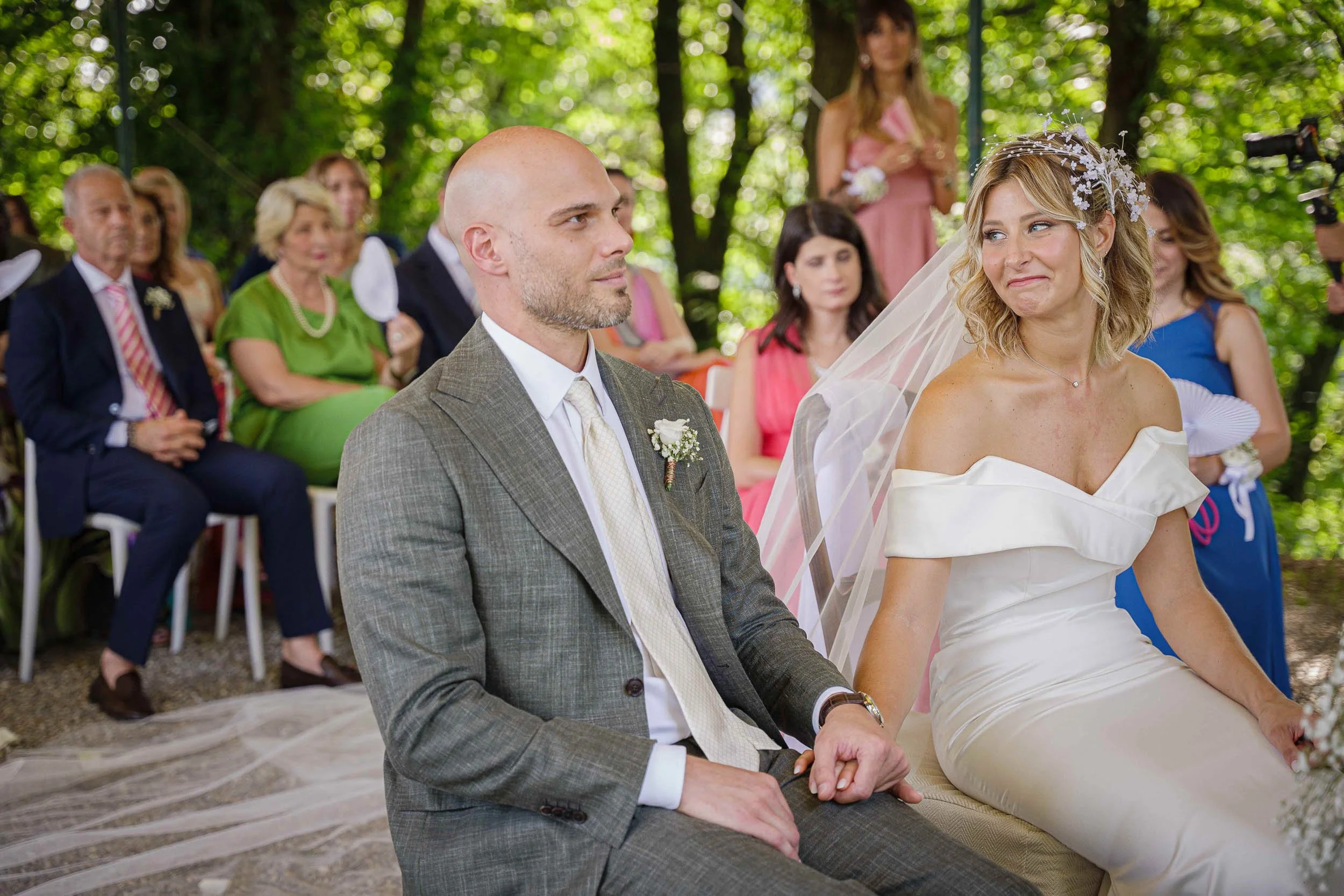 Sposi emozionati durante la cerimonia civile a Tenuta Montezeglio – matrimonio Paolo e Camilla a Invorio