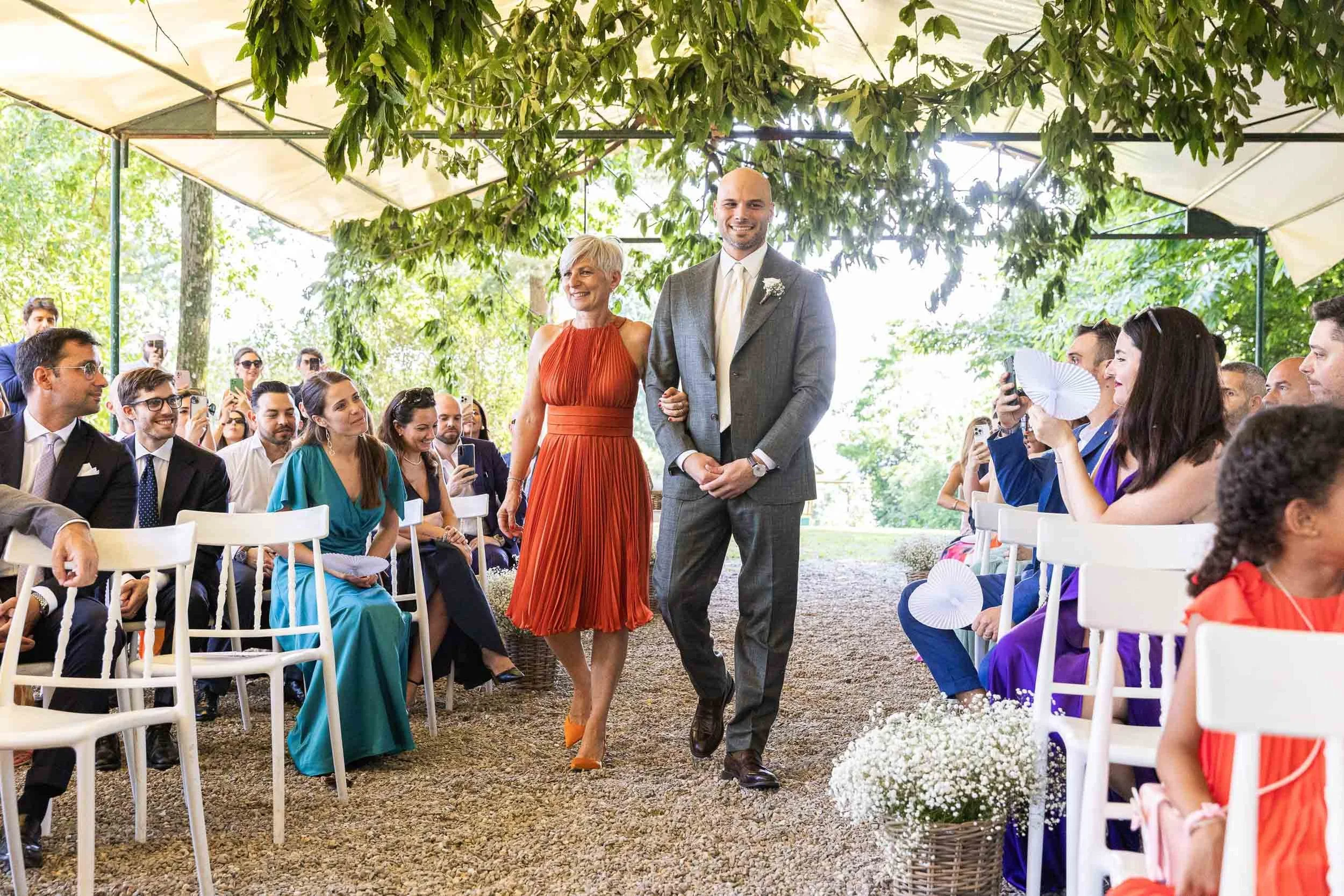 Ingresso dello sposo alla cerimonia – matrimonio Paolo e Camilla Tenuta Montezeglio Invorio
