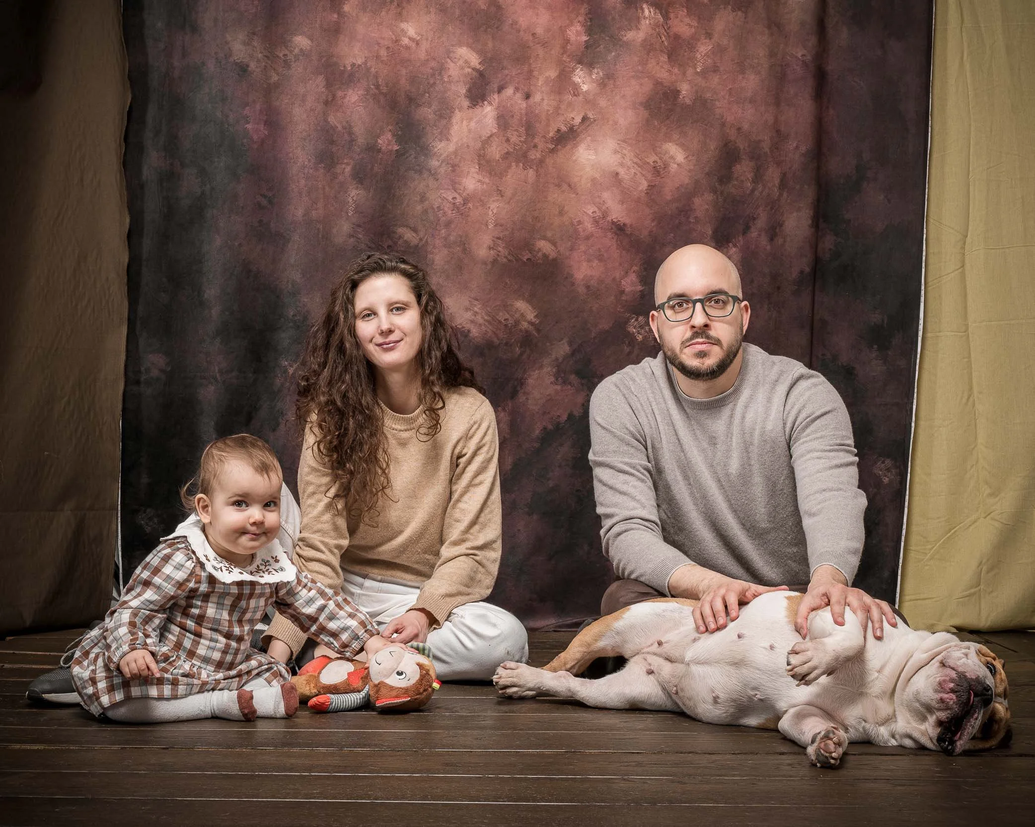ritratto di famiglia in studio a buccinasco fotografia professionale naturale elegante e curata con bambino e cane max capuzzi fotografo