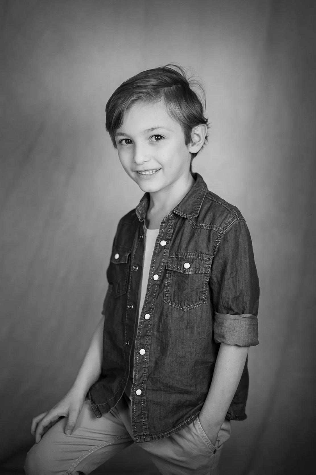 ritratto di bambino realizzato in studio a buccinasco fotografia professionale elegante e naturale ideale per famiglie coppie e bambini max capuzzi fotografo