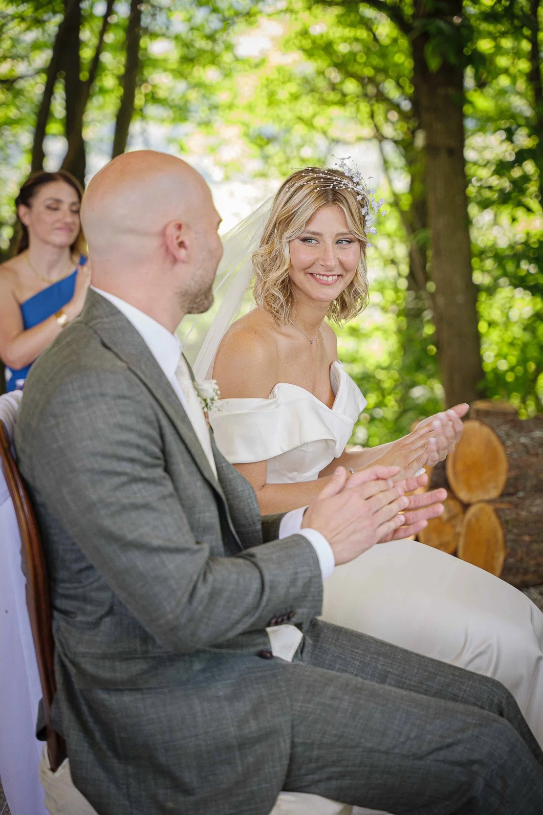 Sposi che applaudono durante la cerimonia all’aperto a Tenuta Montezeglio – matrimonio Paolo e Camilla a Invorio