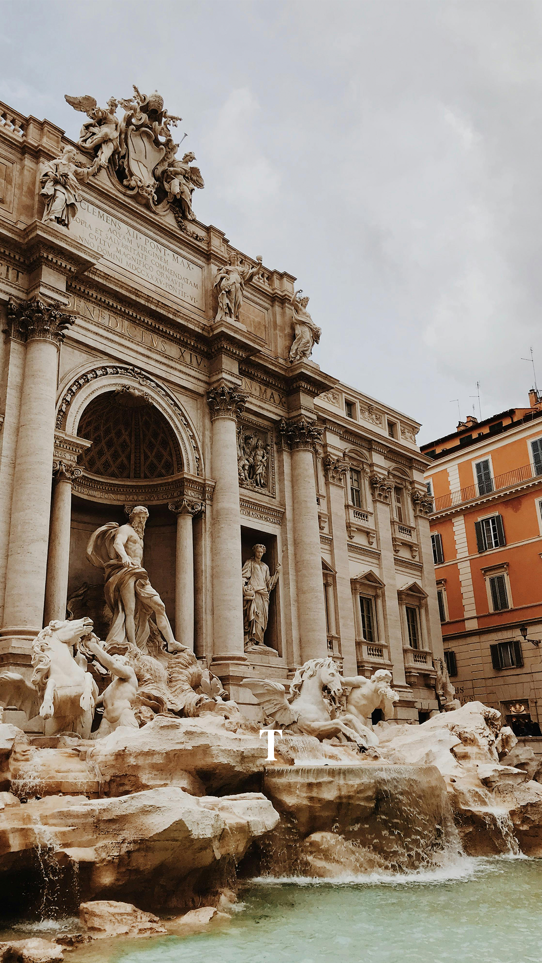 Tempus se revela como um convite a sentir o tempo de outra forma. 