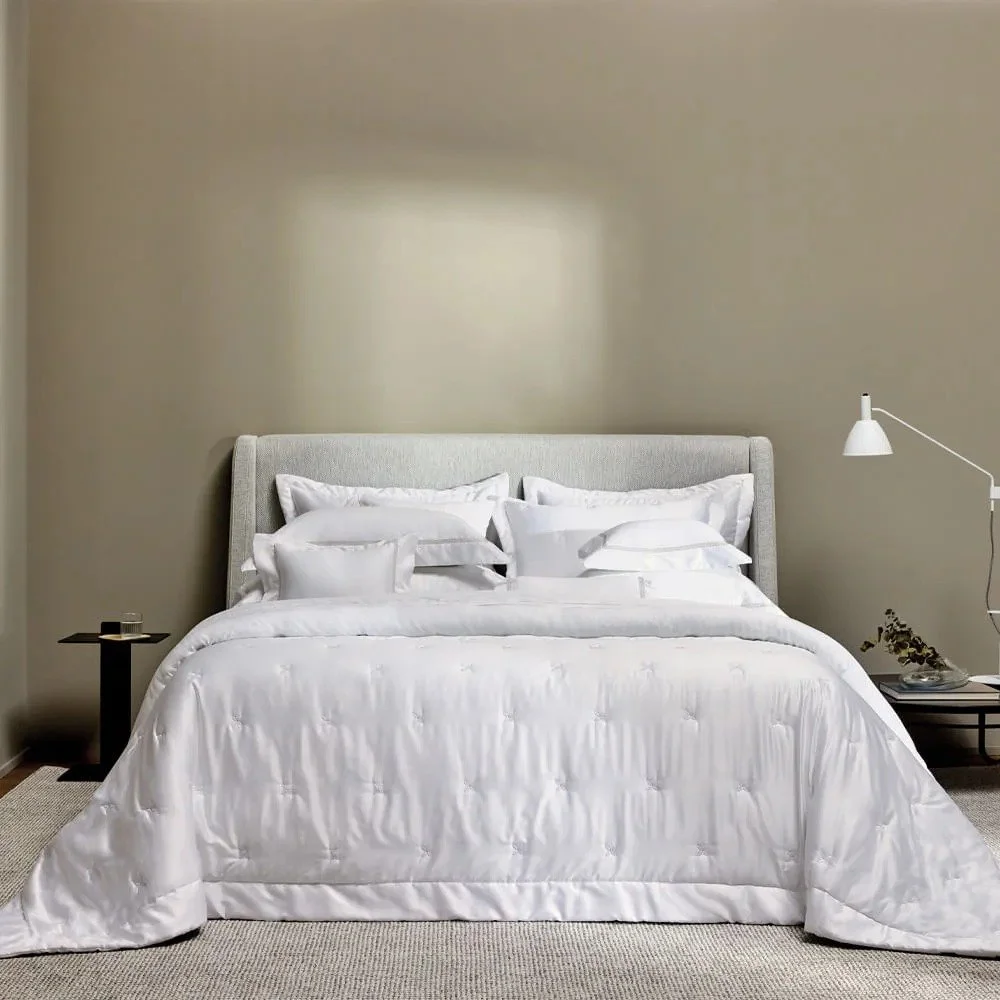 Comece uma nova história com elegância em cada detalhe. Trussardi e Sonno D’Oro traduzem tradição, sofisticação e novos começos.