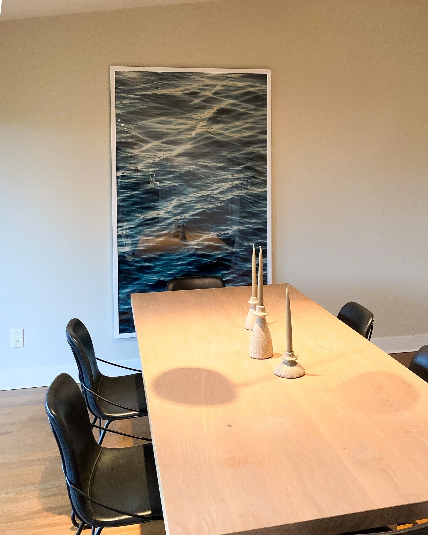 Not just filling a wall&mdash;
setting the whole room in motion.

Curation tip:
Let large artworks anchor the space.
Align it with your space, give it room to breathe, and let it be present with you.

#ArtCuration #CurationTip #ArtInInteriors #Interi