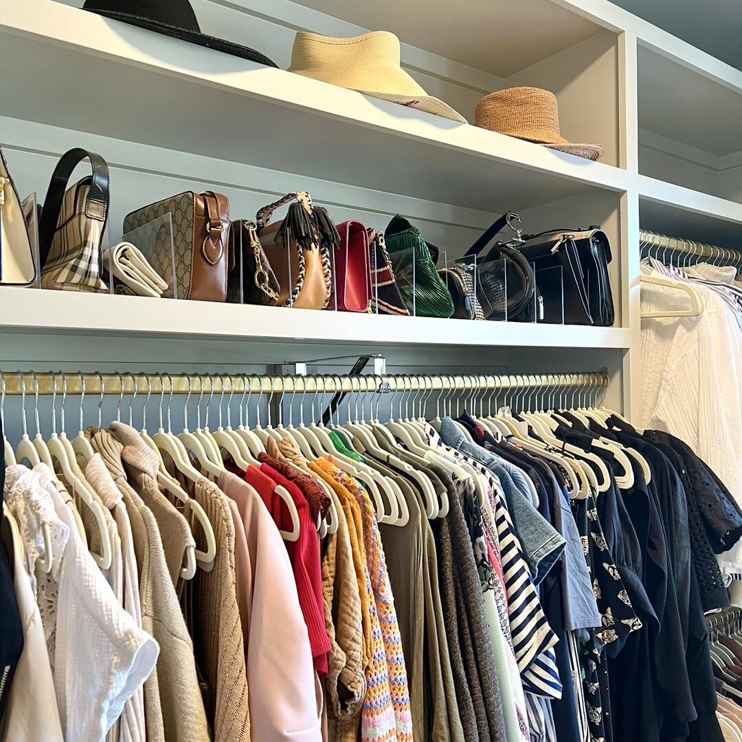 When your closet looks like a boutique 🤩 This was such a fun space to work in! Wouldn&rsquo;t it be amazing to start your day in an organized closet?